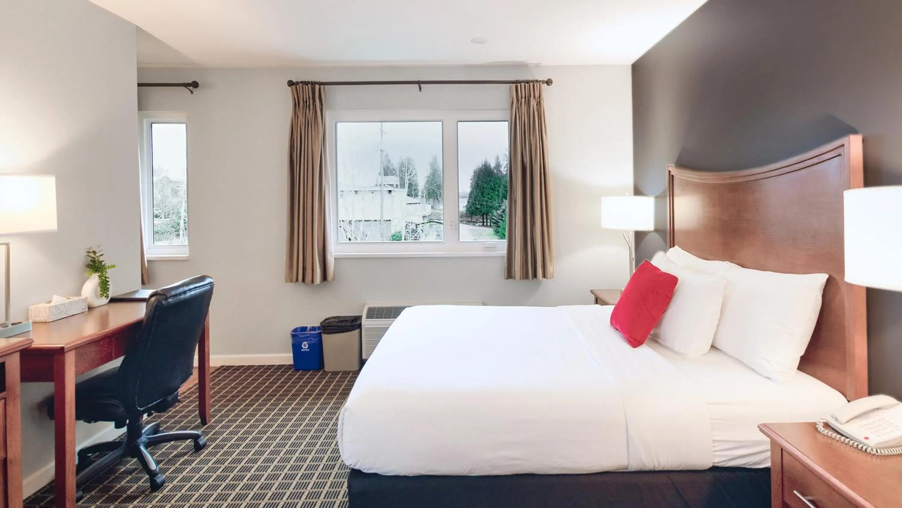 Bed in Gibsons Garden Hotel