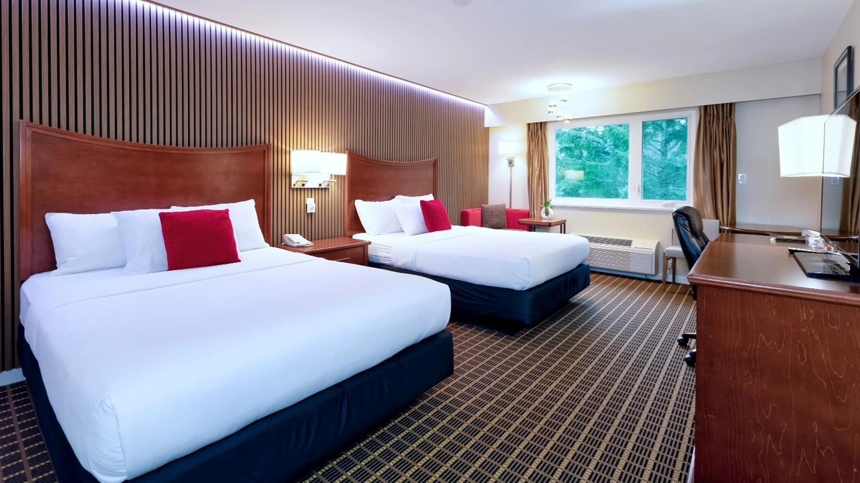 Bed in Gibsons Garden Hotel