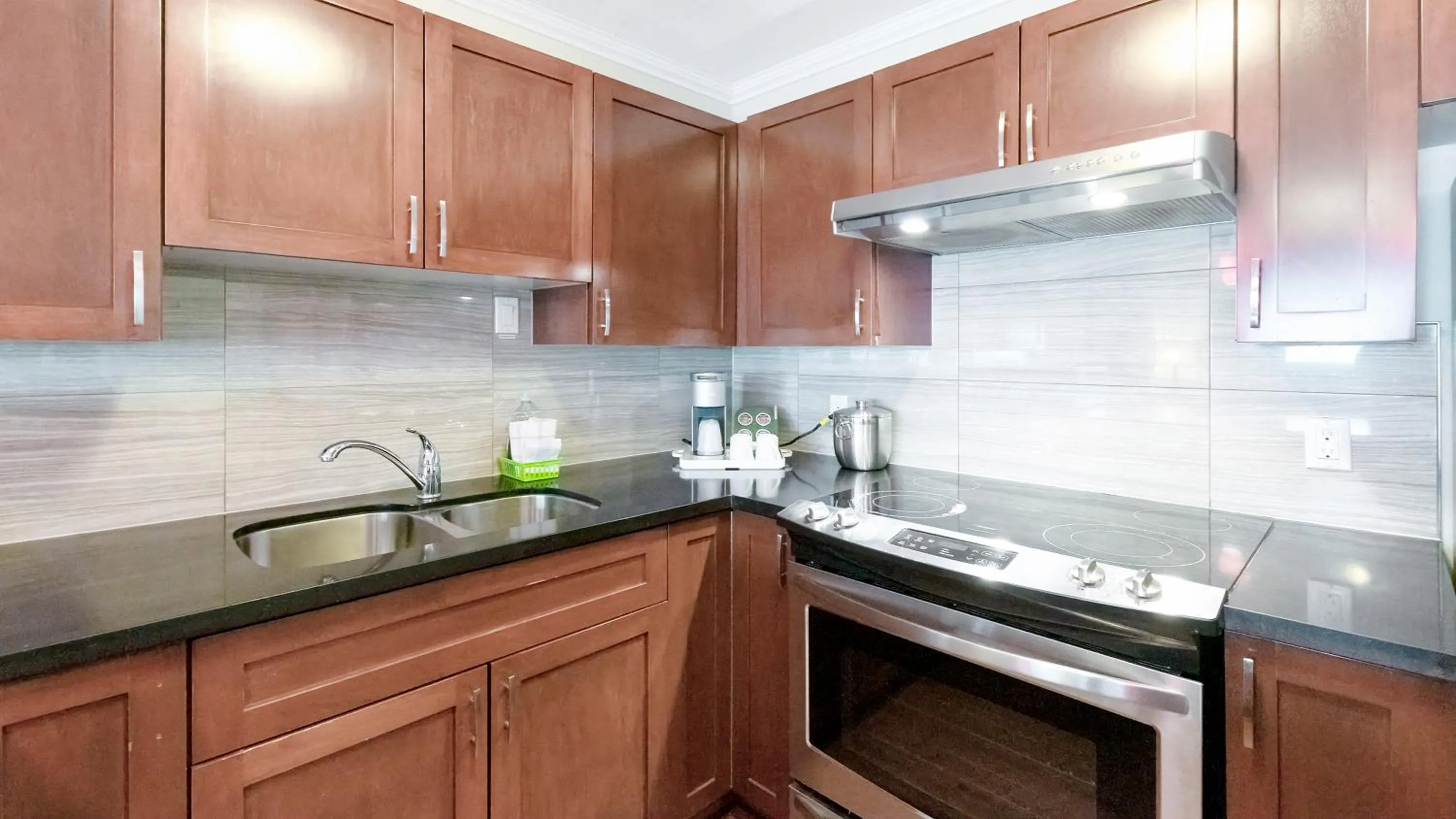 Kitchen or kitchenette in Gibsons Garden Hotel