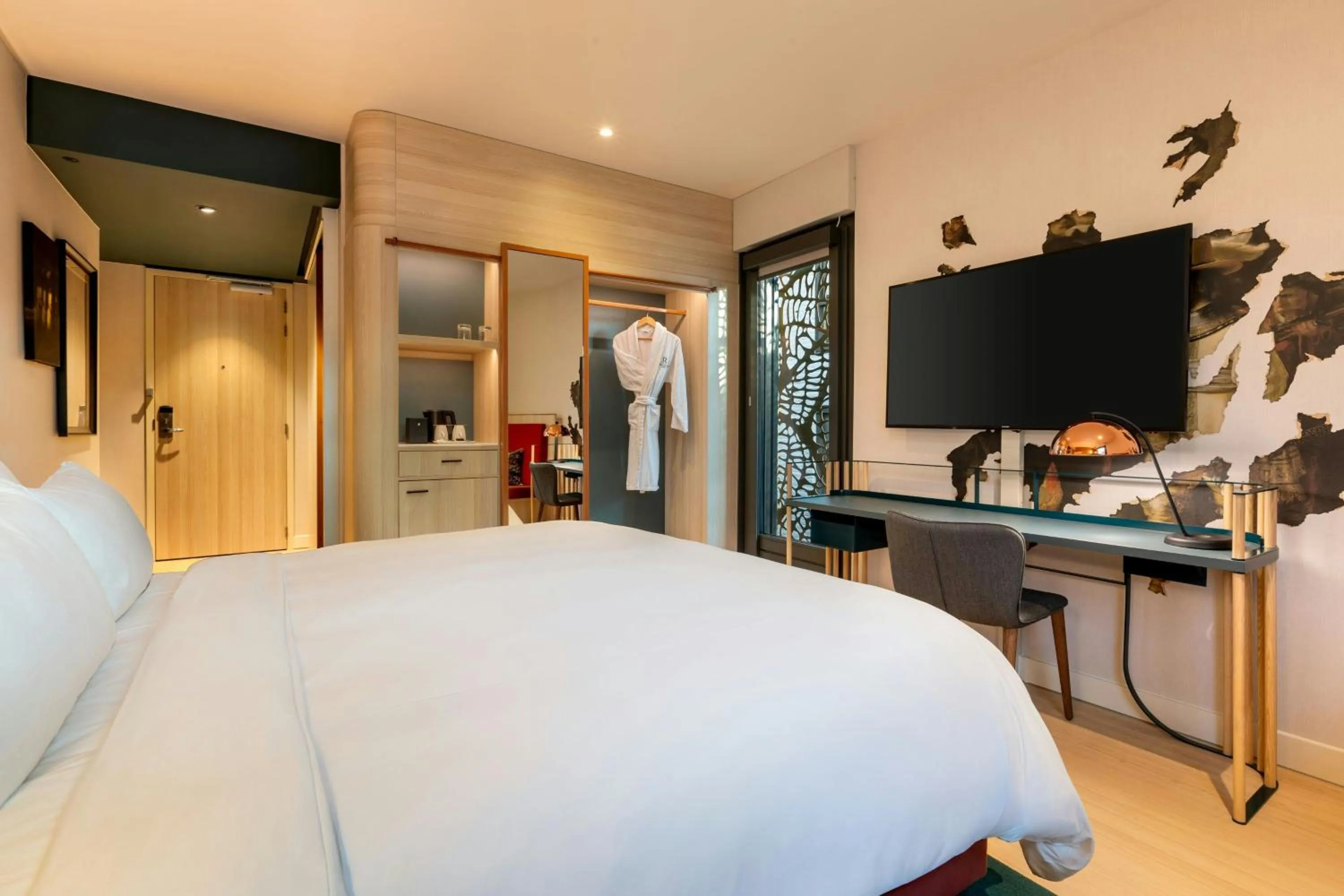 Photo of the whole room, Bed in Renaissance Amsterdam Hotel