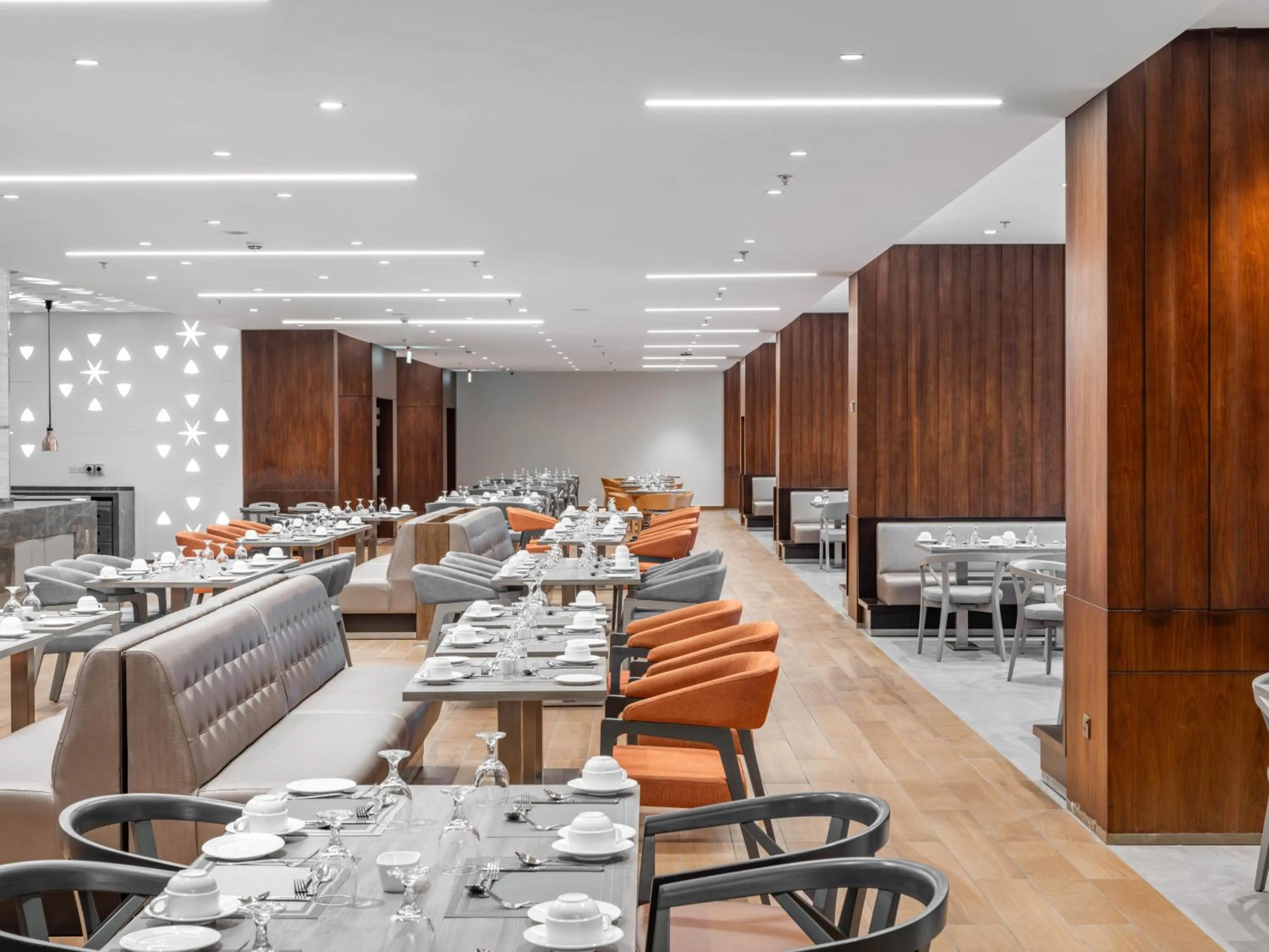 Restaurant/places to eat in Wirgan Al Noor, Tapestry Collection by Hilton