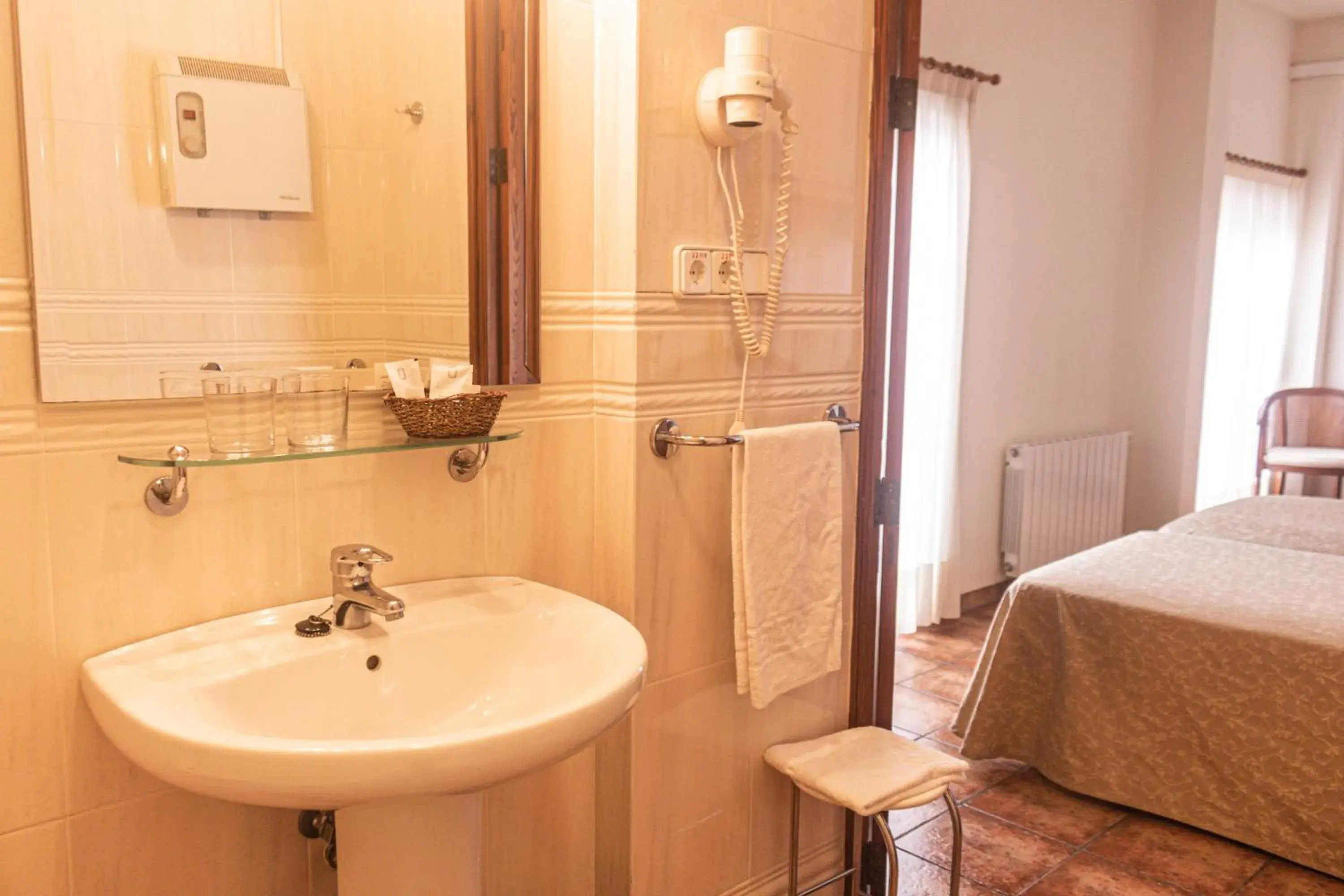 Twin Room - single occupancy in Hotel Tàrbena Twin Room - single occupancy in Hotel Tàrbena