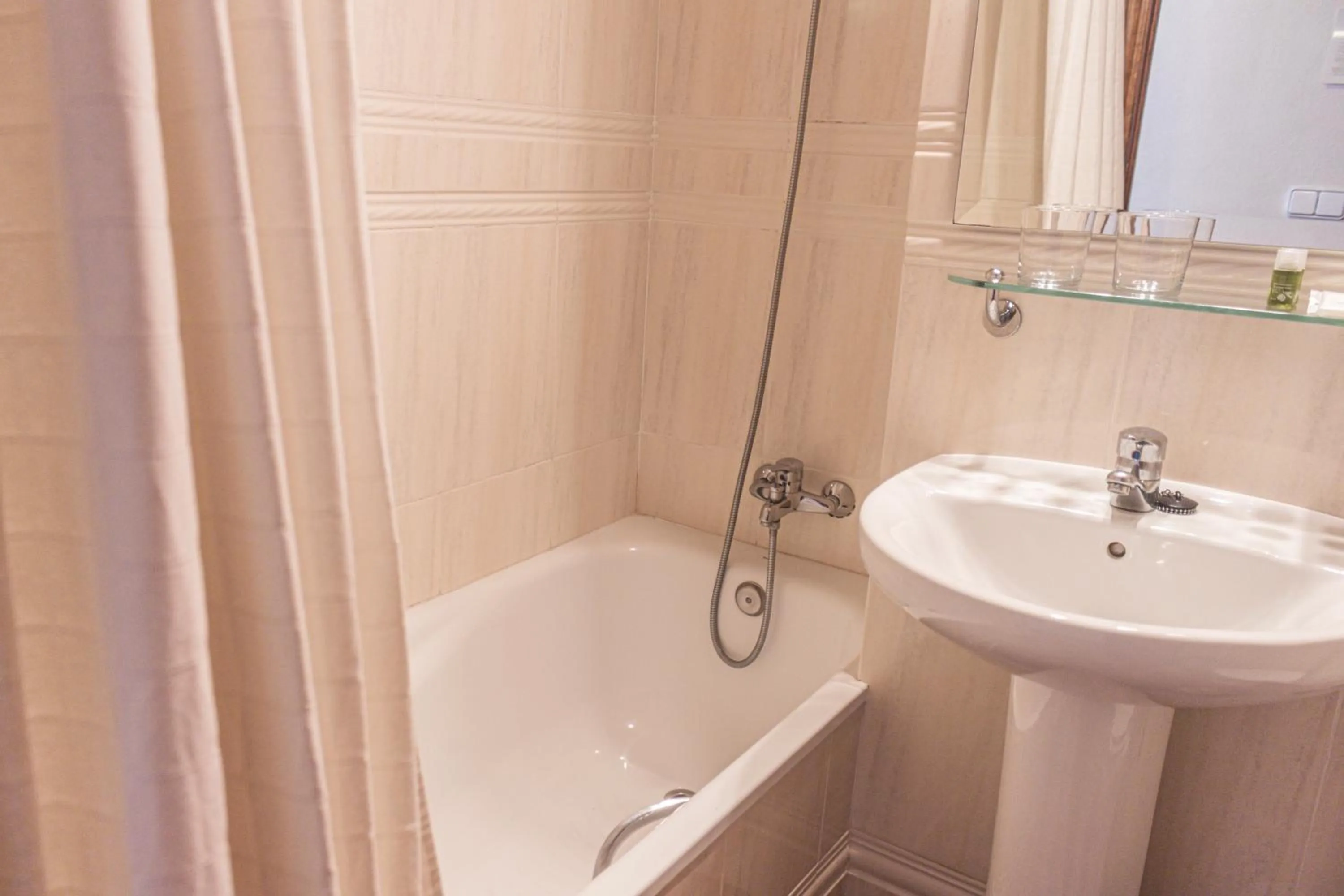 Shower in Hotel Tàrbena