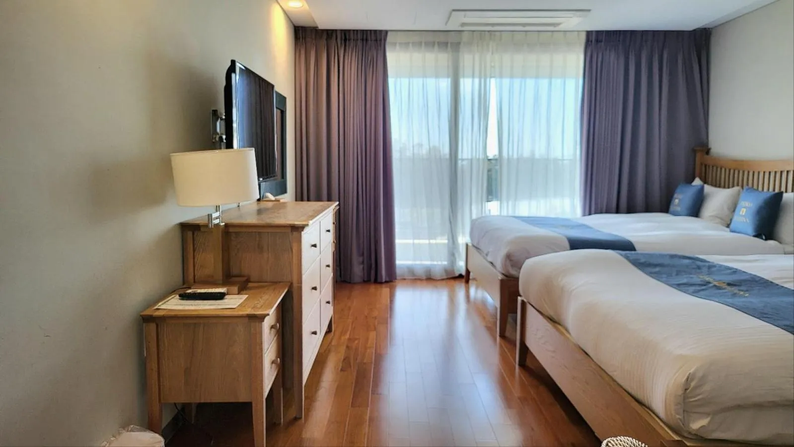 Photo of the whole room in IlleInn Hotel