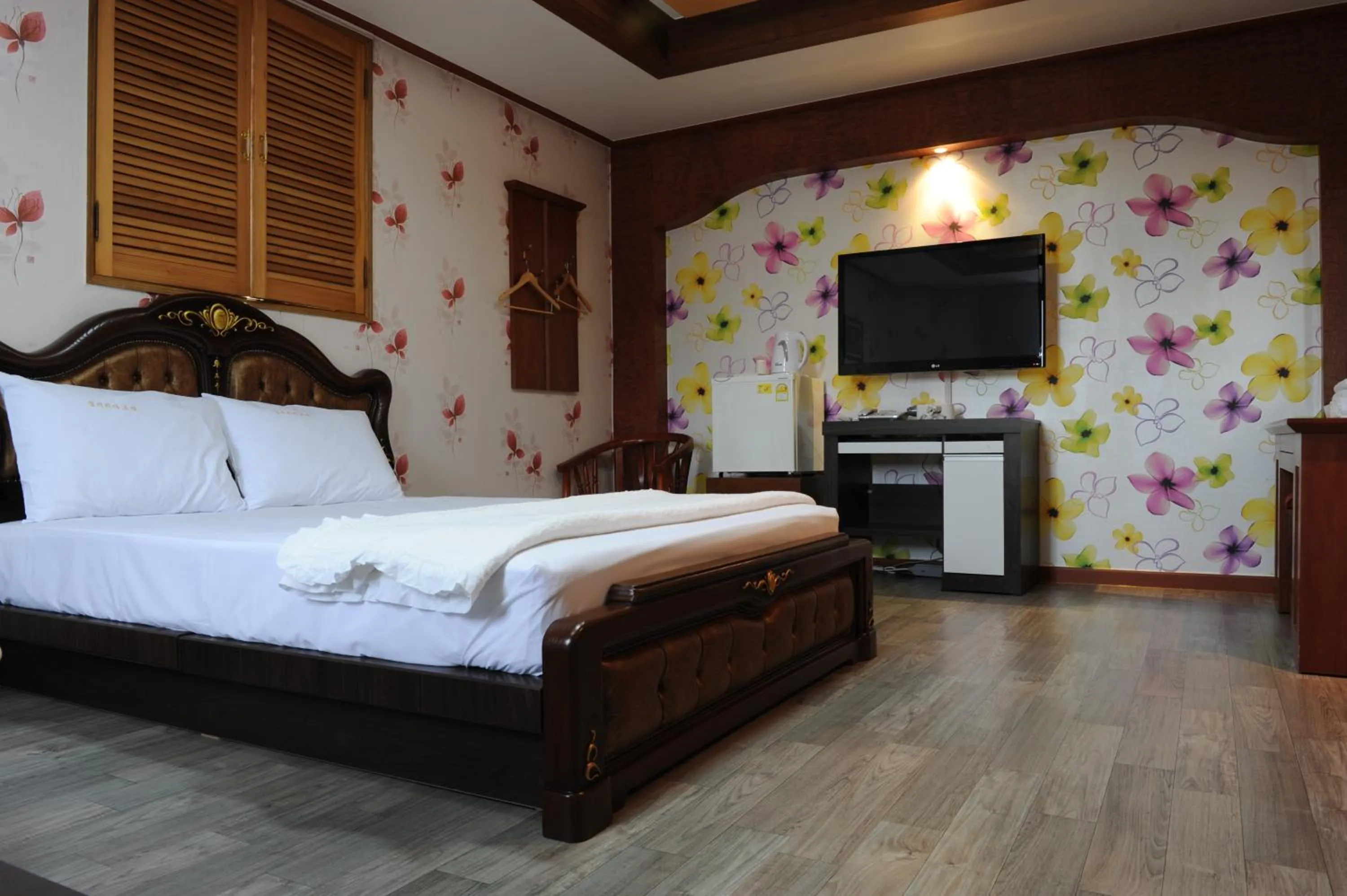 Photo of the whole room, Bed in Galleria Hotel