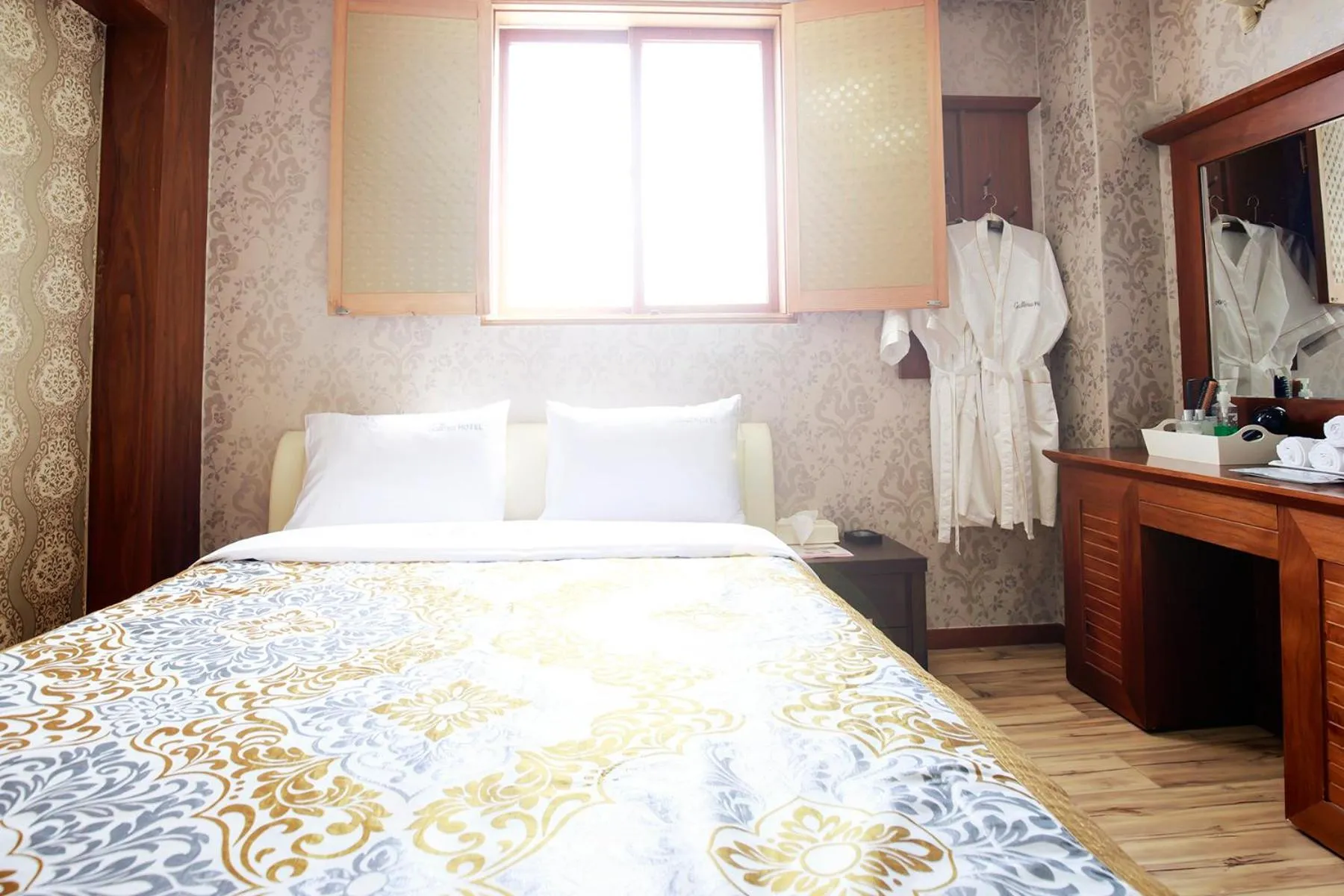 Photo of the whole room, Bed in Galleria Hotel