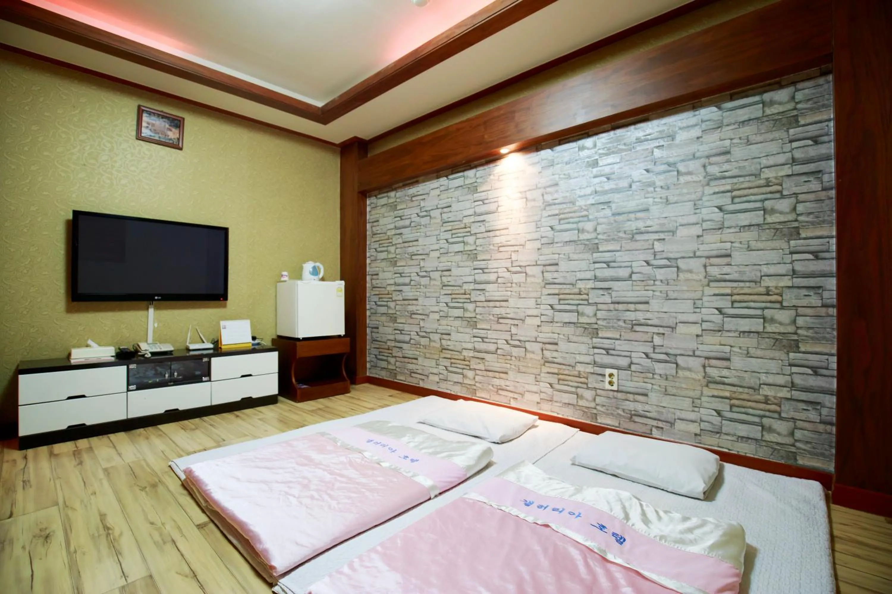 Photo of the whole room, Bed in Galleria Hotel