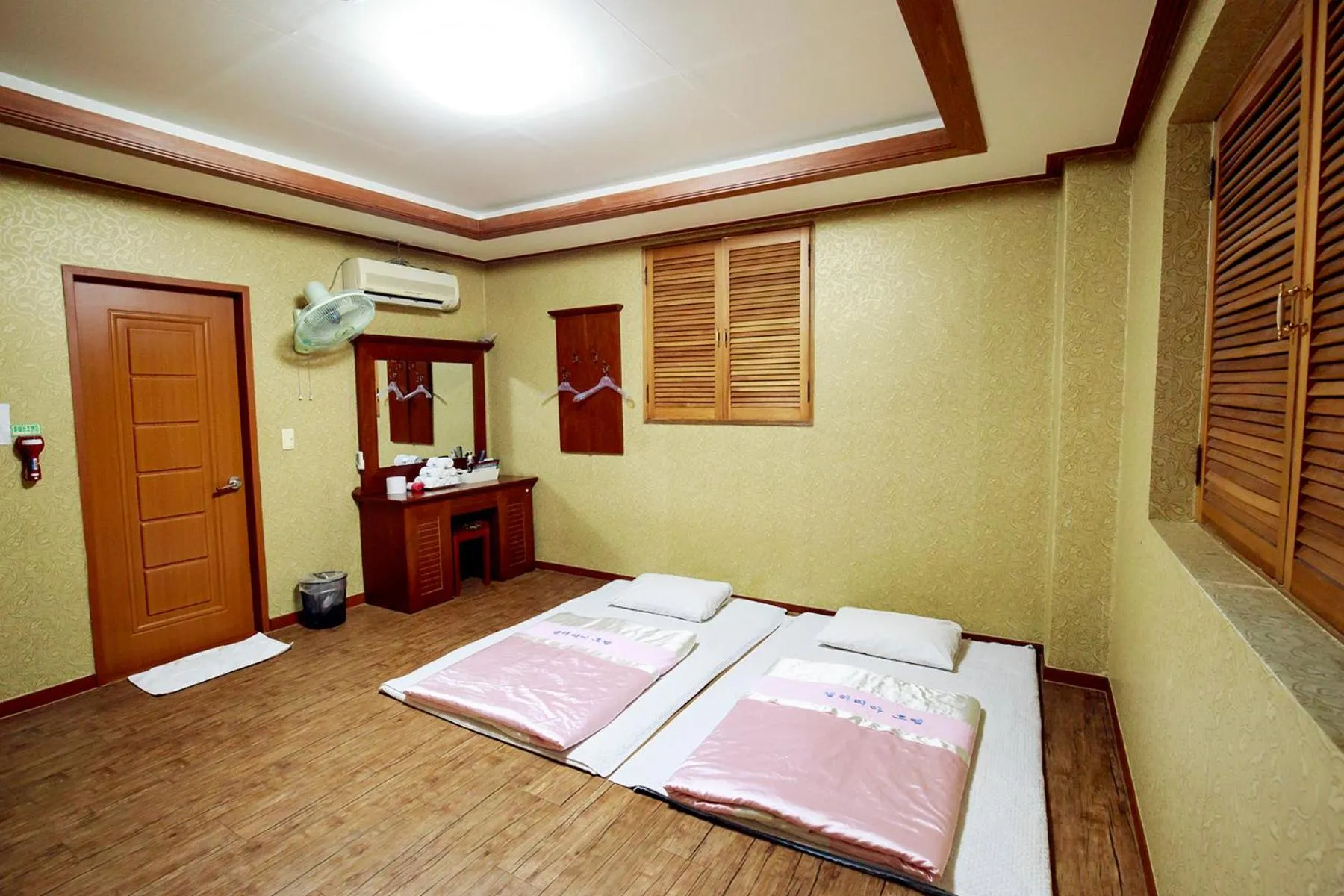 Photo of the whole room, Bed in Galleria Hotel