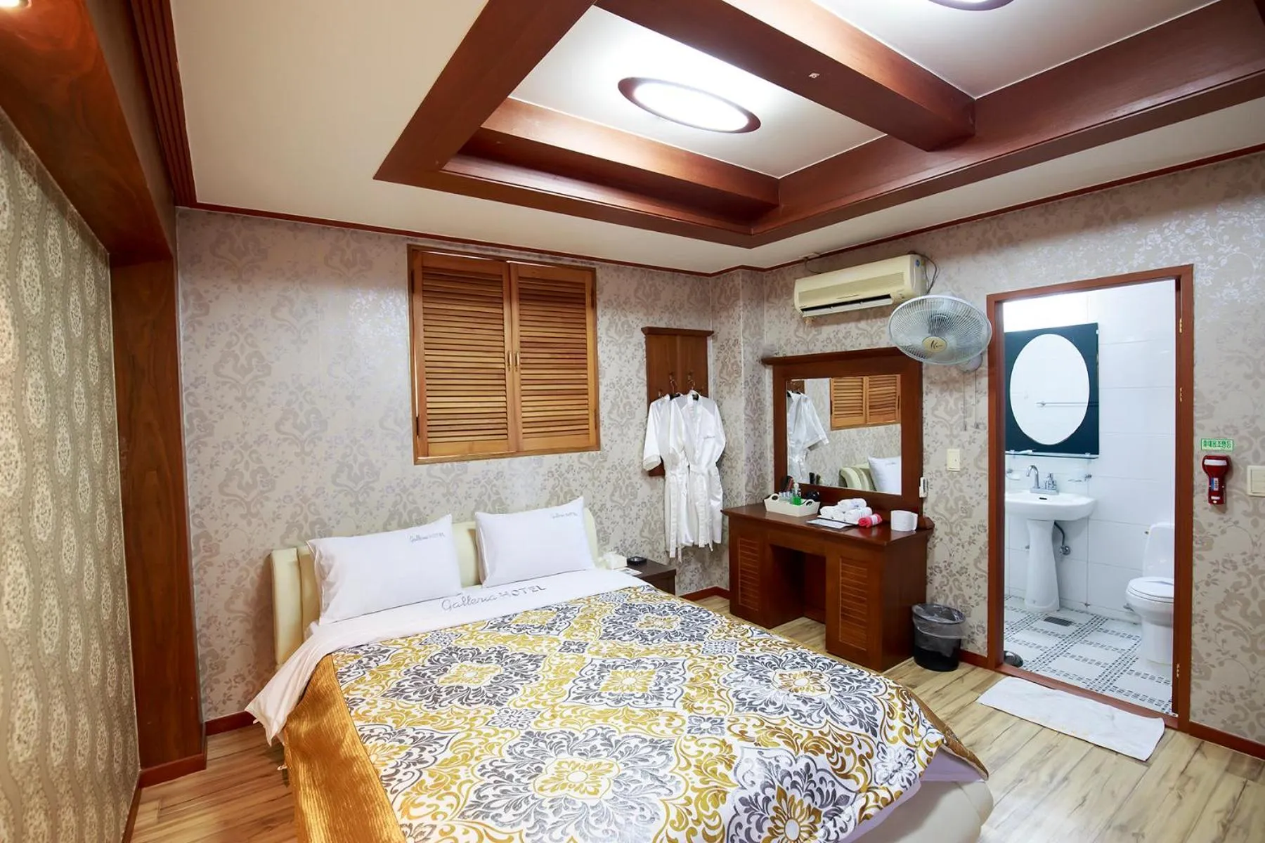 Photo of the whole room, Bed in Galleria Hotel