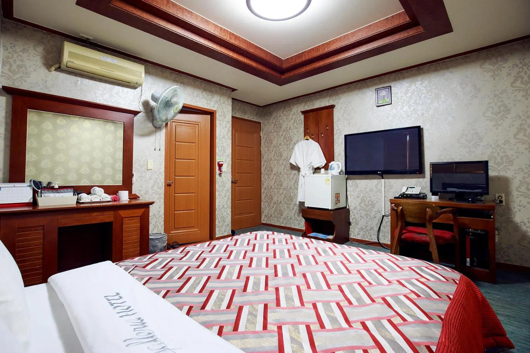 Photo of the whole room, Bed in Galleria Hotel