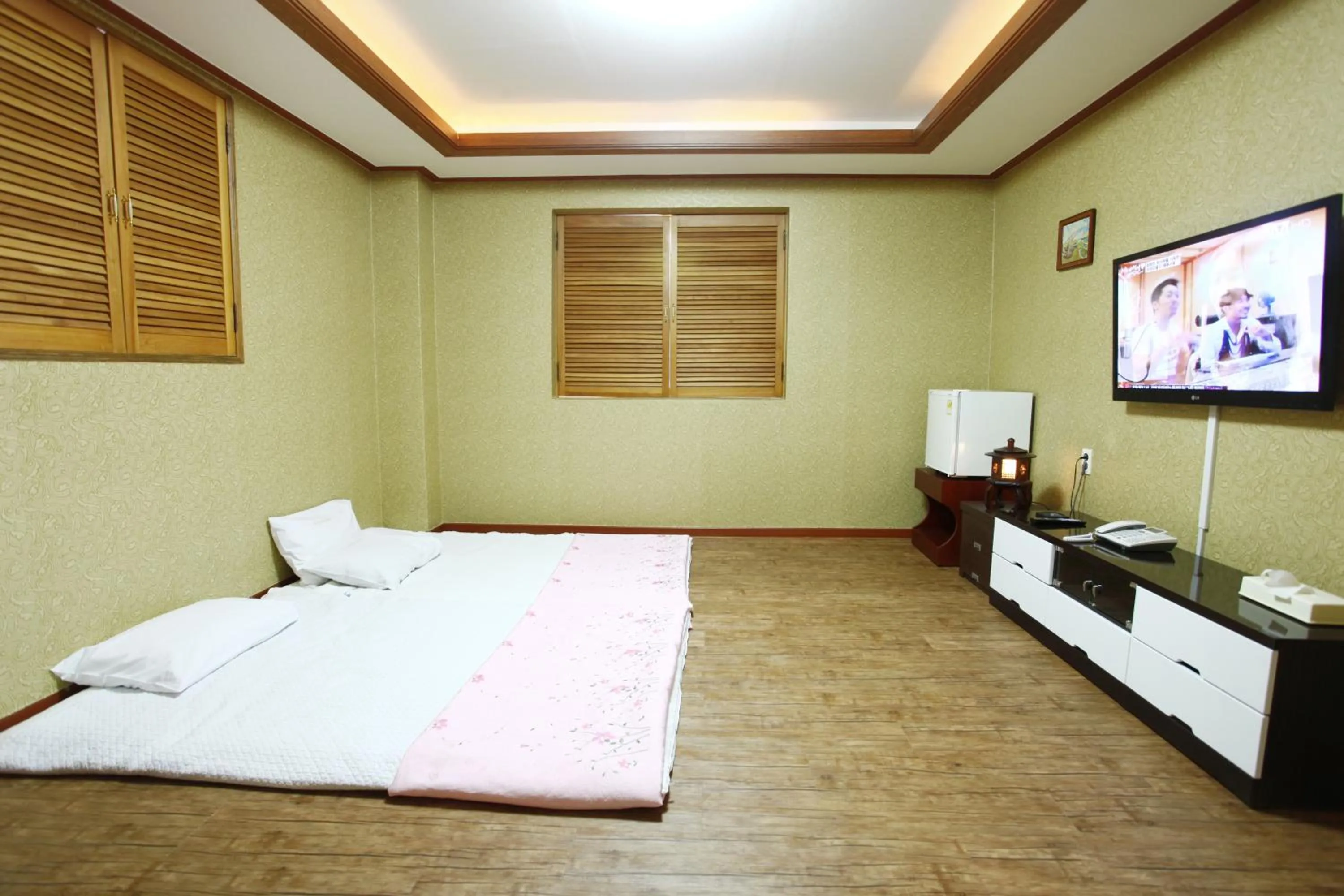 Photo of the whole room, Bed in Galleria Hotel