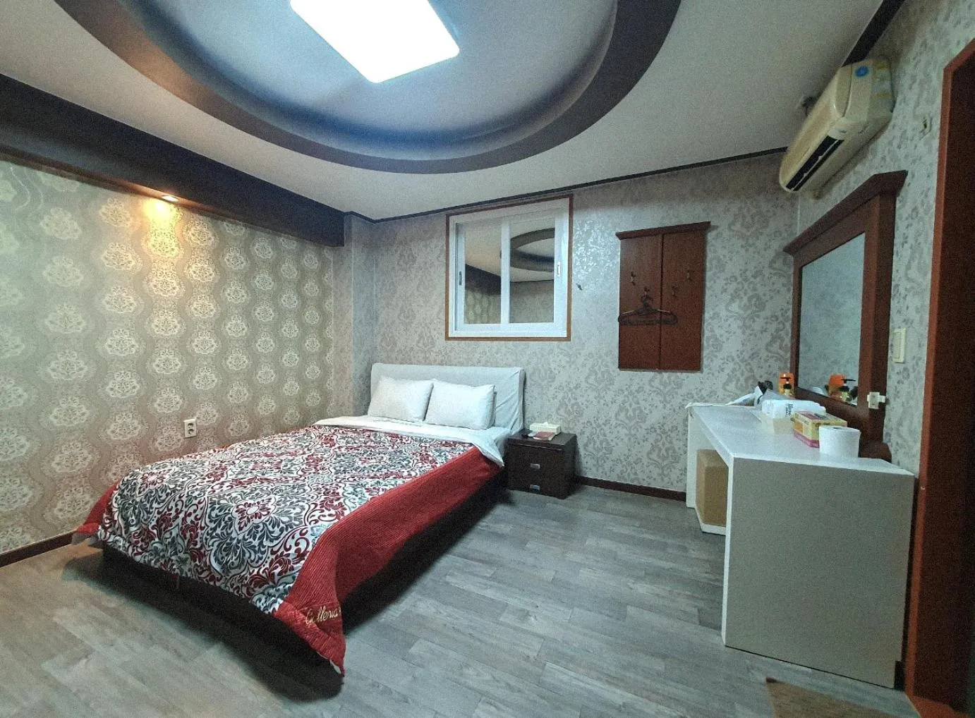 Photo of the whole room, Bed in Galleria Hotel