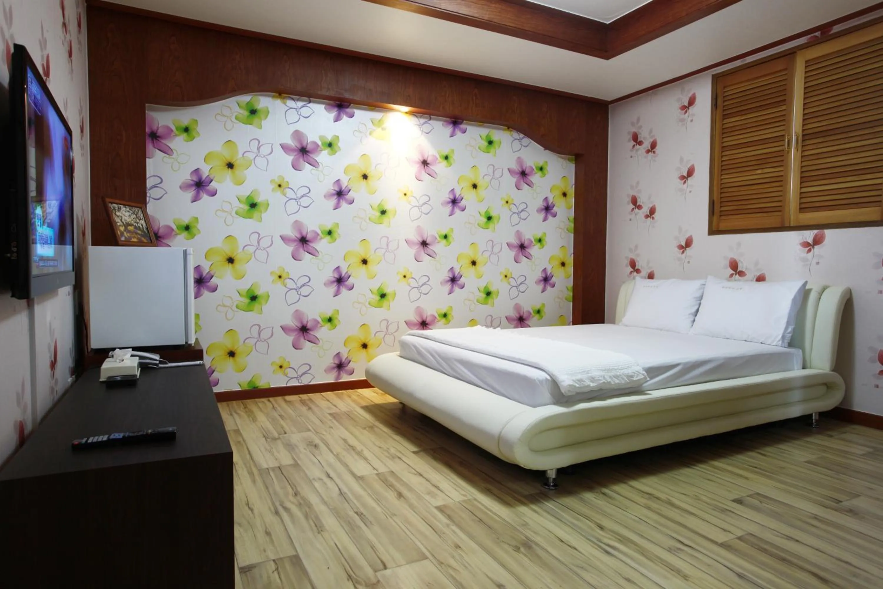 Photo of the whole room, Bed in Galleria Hotel
