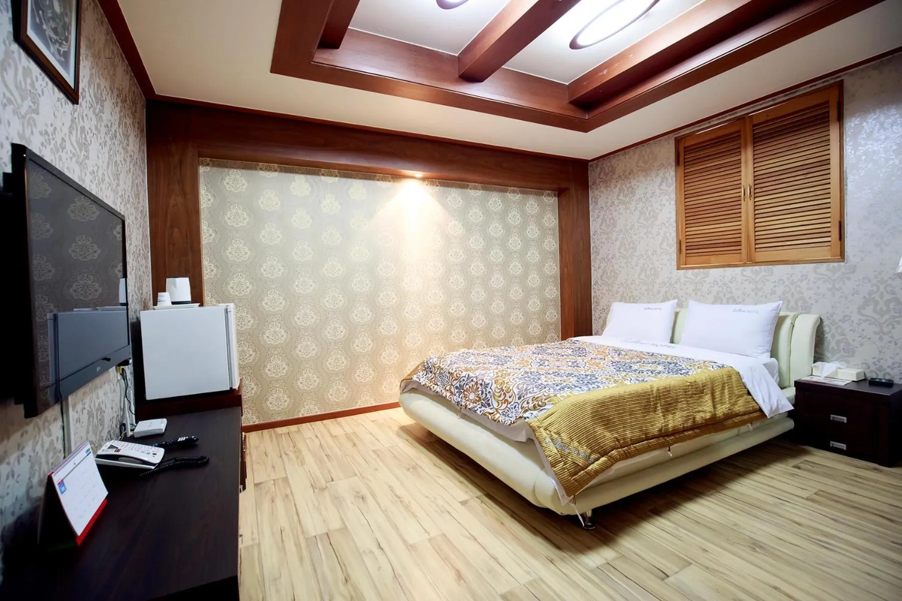 Photo of the whole room, Bed in Galleria Hotel