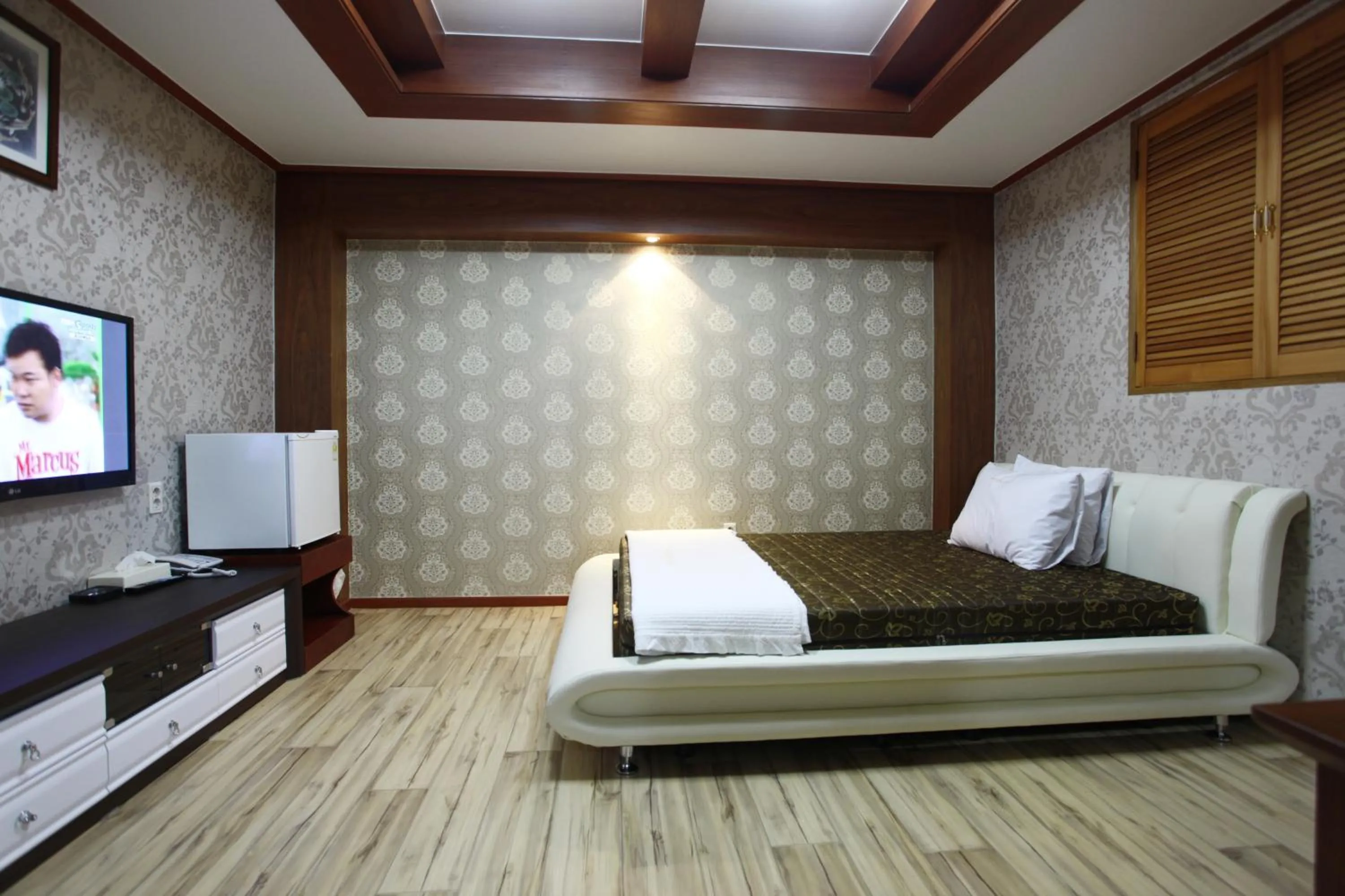 Photo of the whole room, Bed in Galleria Hotel