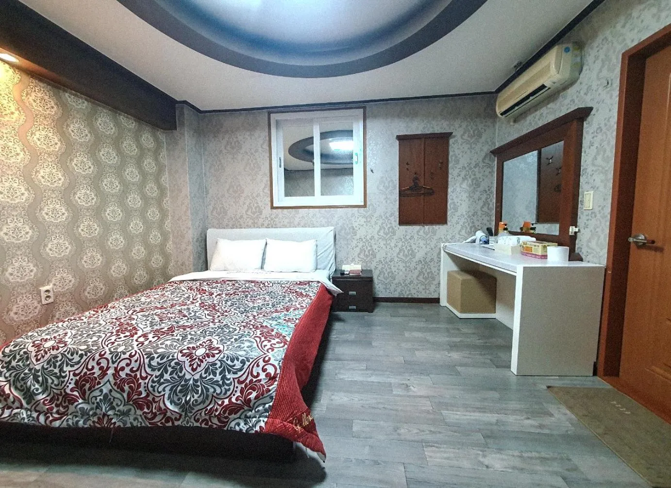 Photo of the whole room, Bed in Galleria Hotel
