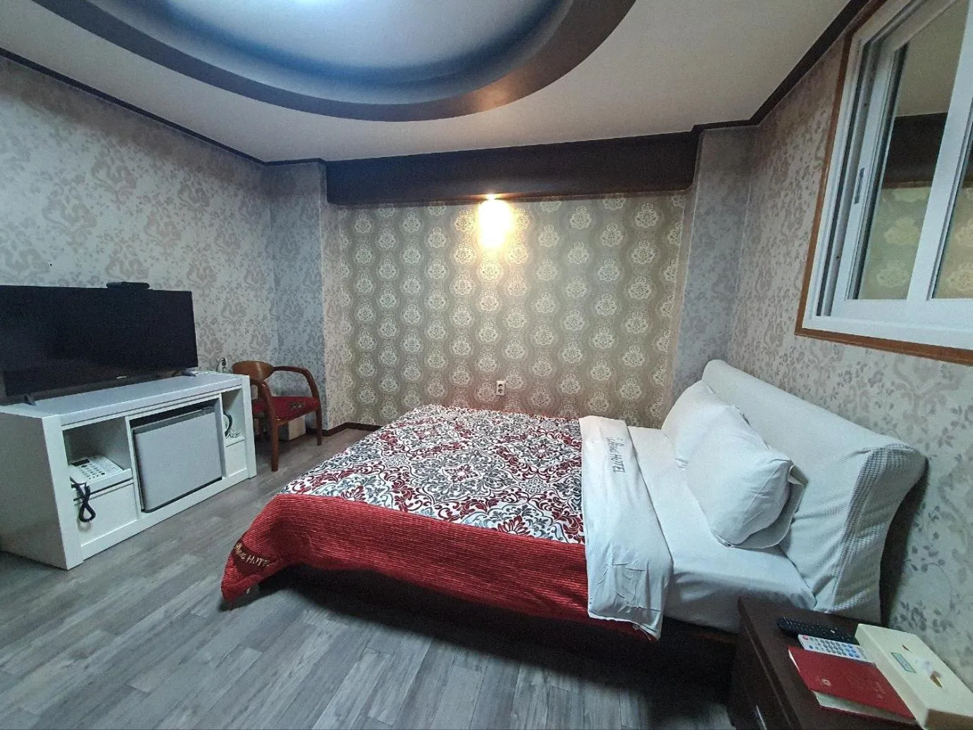 Photo of the whole room, Bed in Galleria Hotel