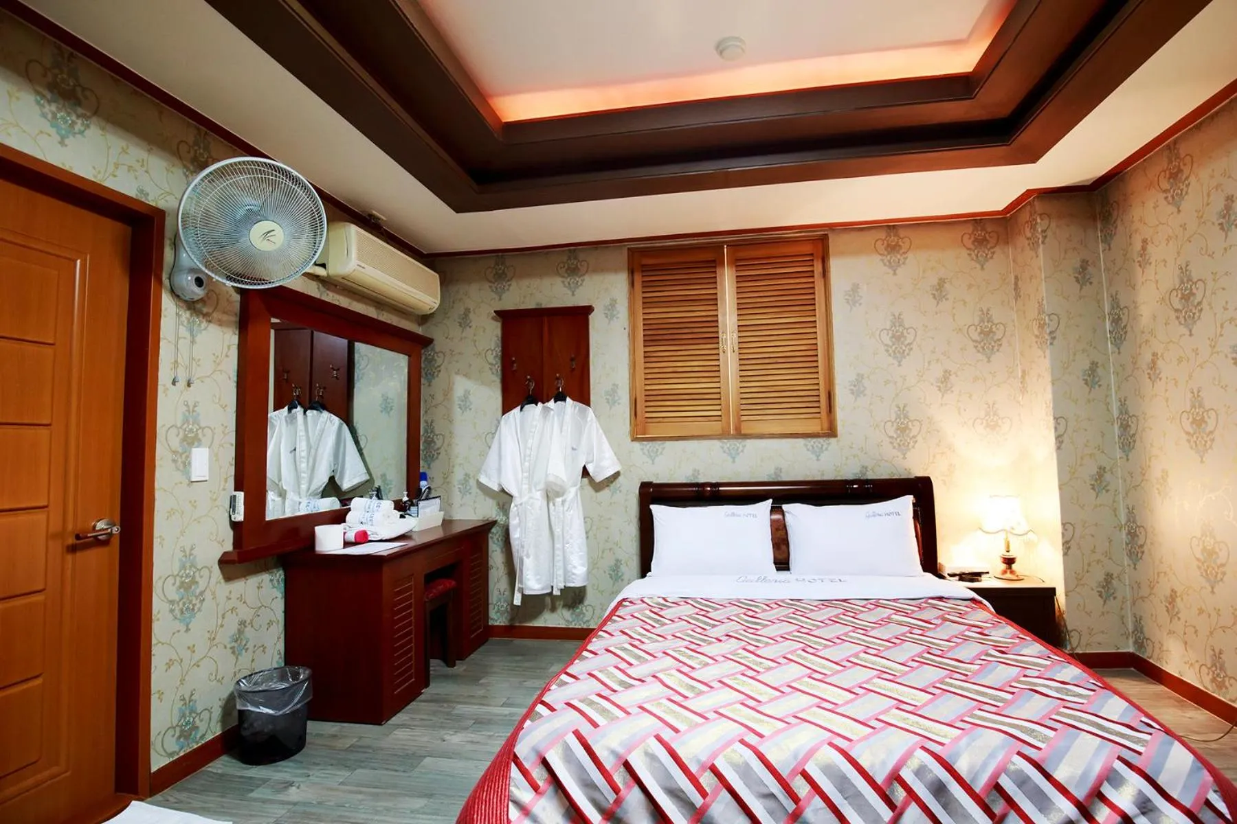 Photo of the whole room, Bed in Galleria Hotel