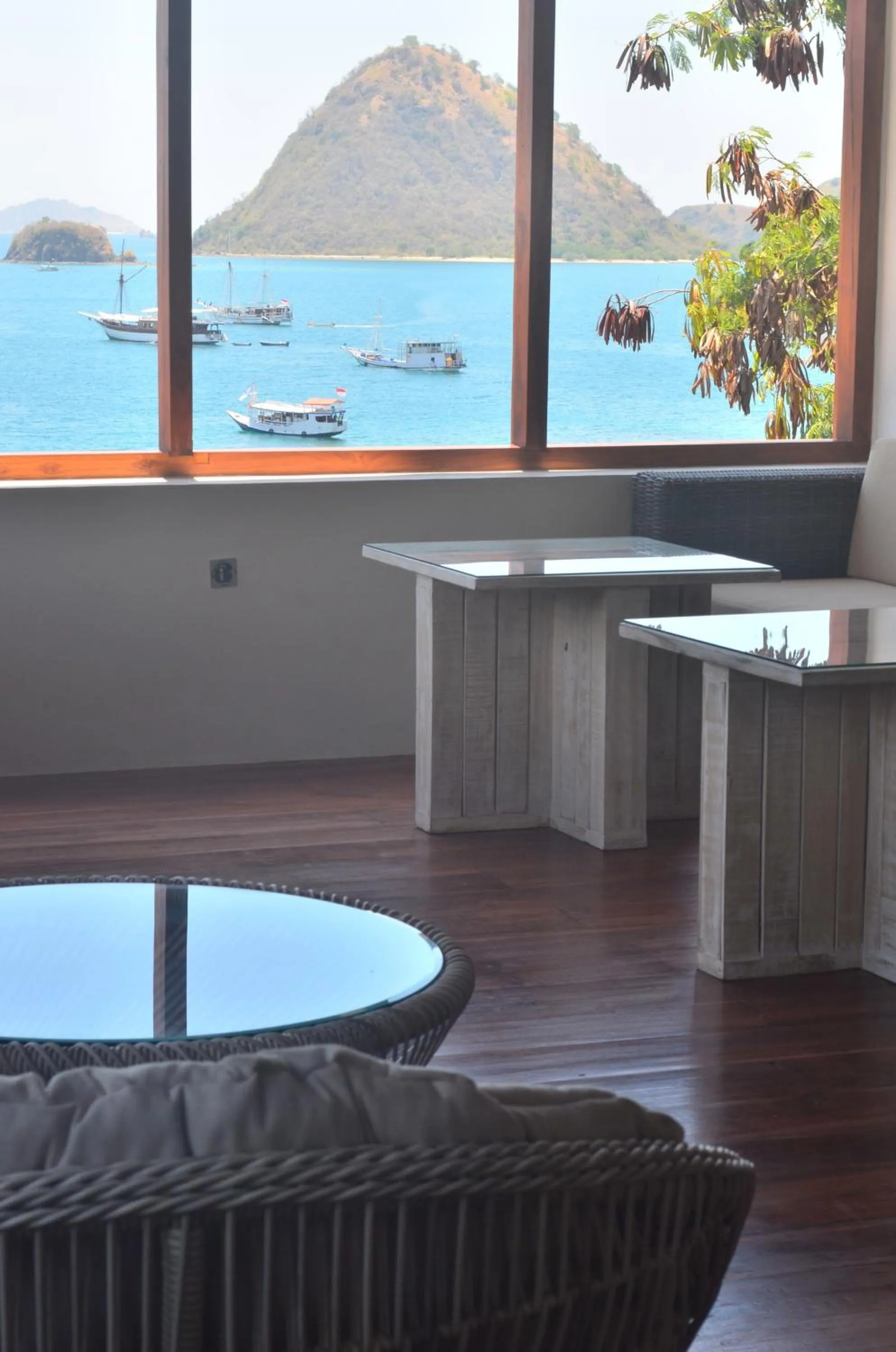 Communal lounge/ TV room in Blue Parrot