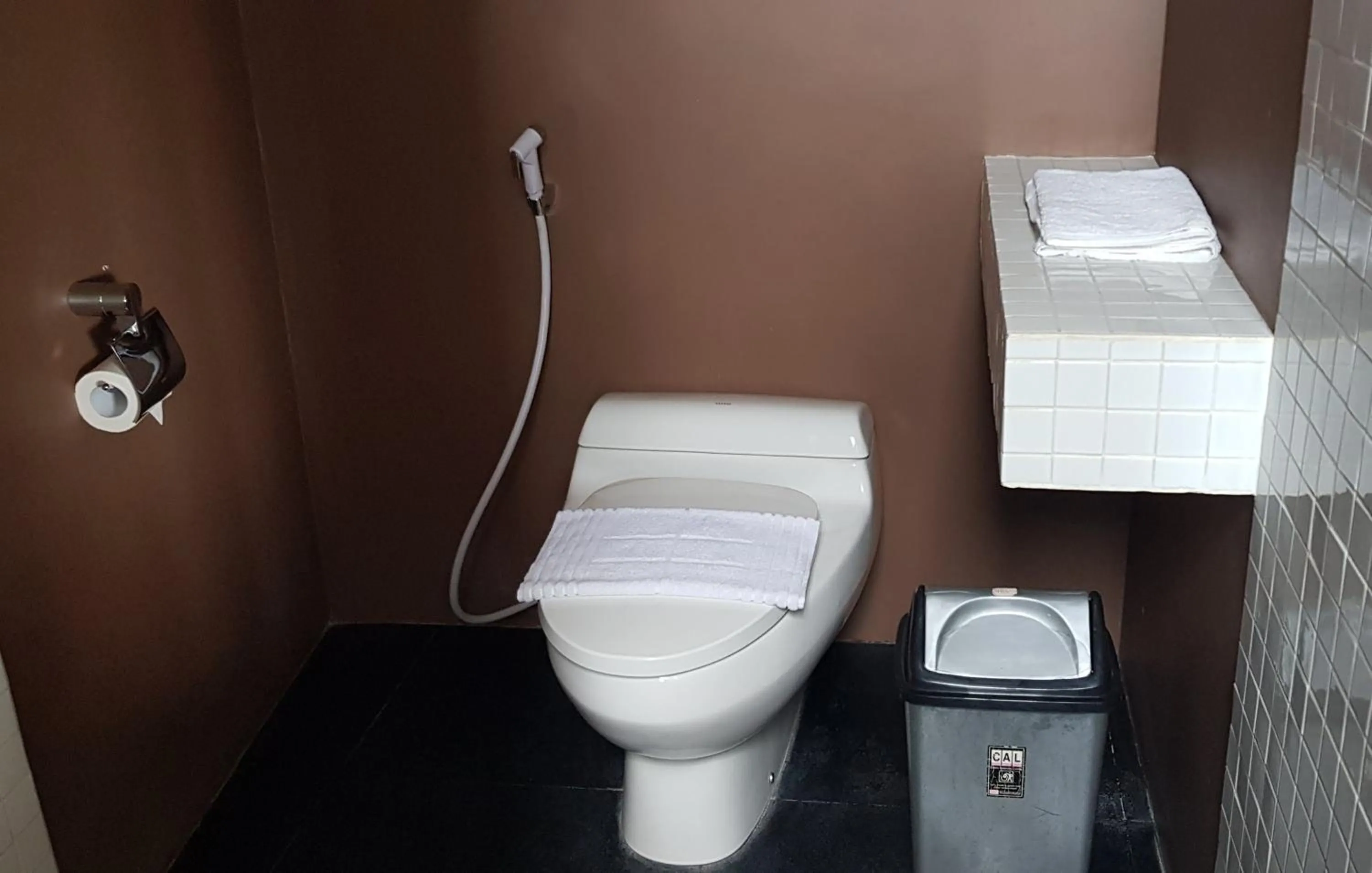 Bathroom in Blue Parrot