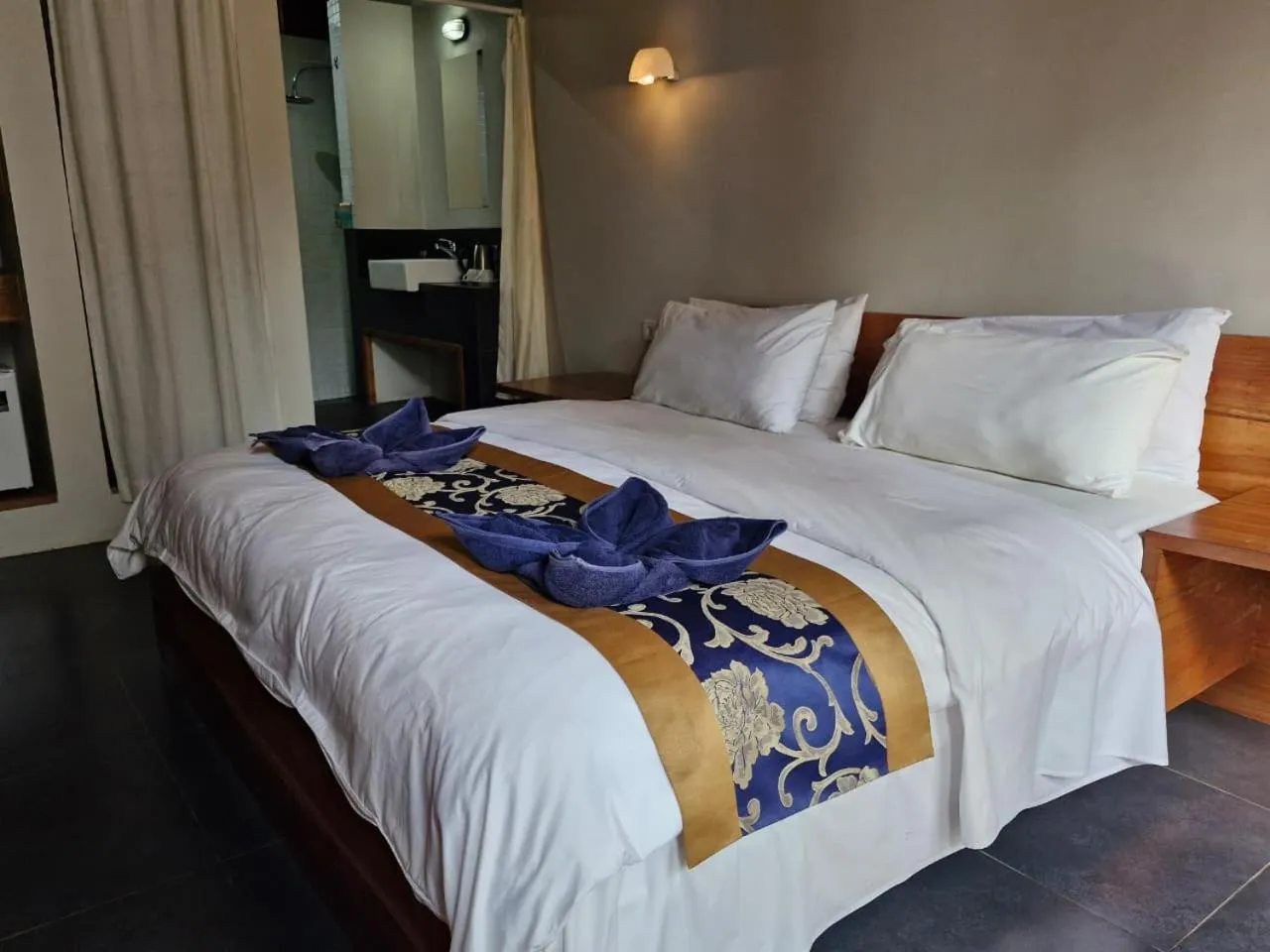 Bedroom, Bed in Blue Parrot