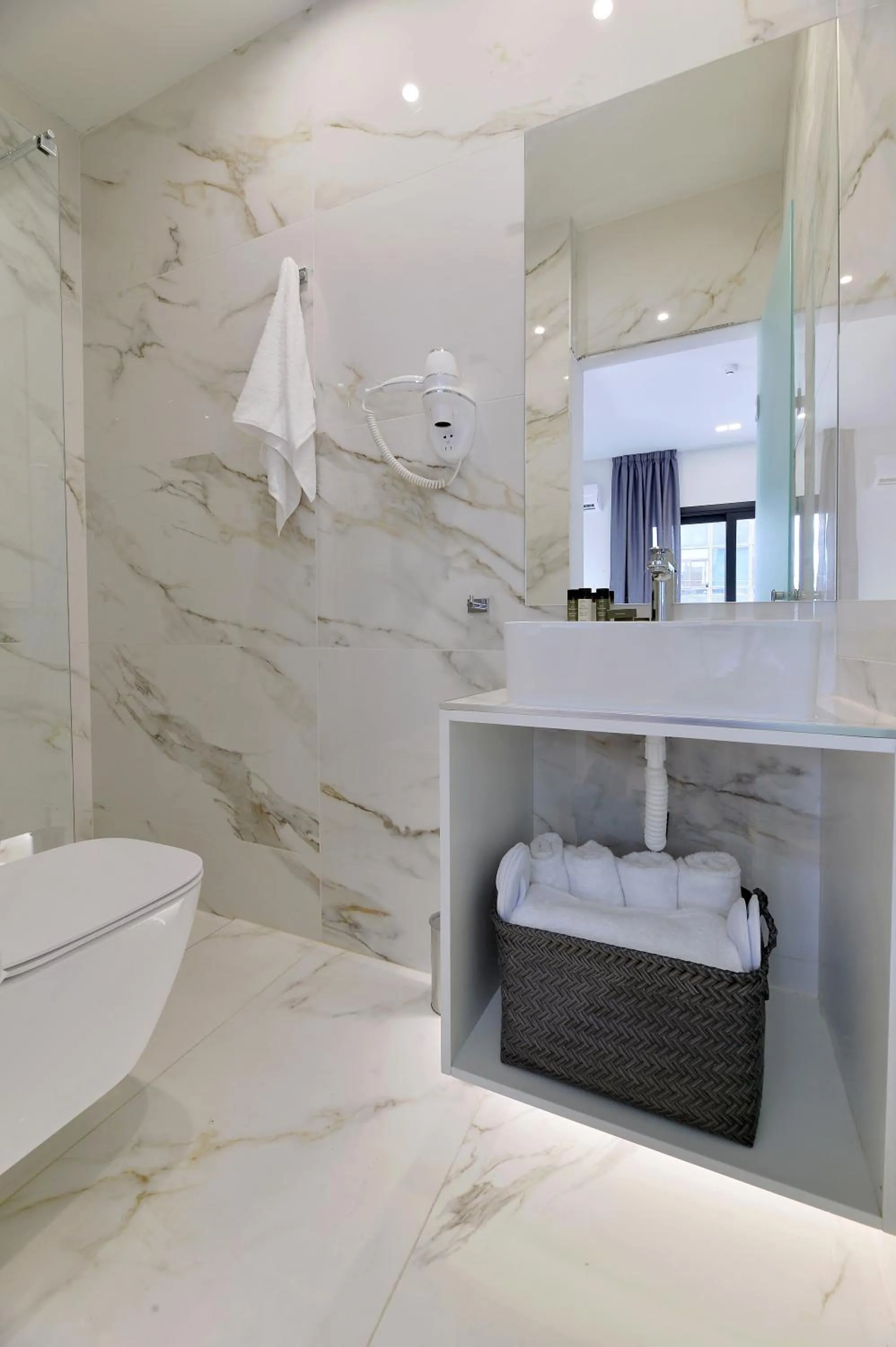 Shower in Athenian Gem