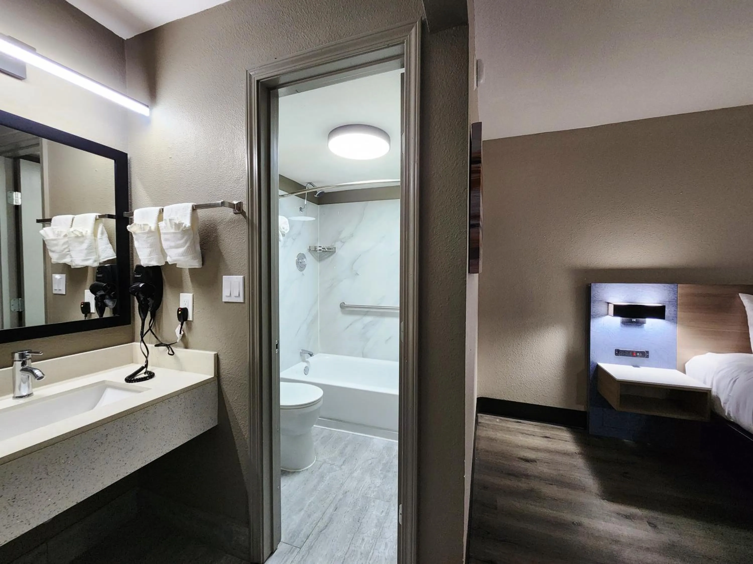 Shower, Bed in Smart Stay Lafayette