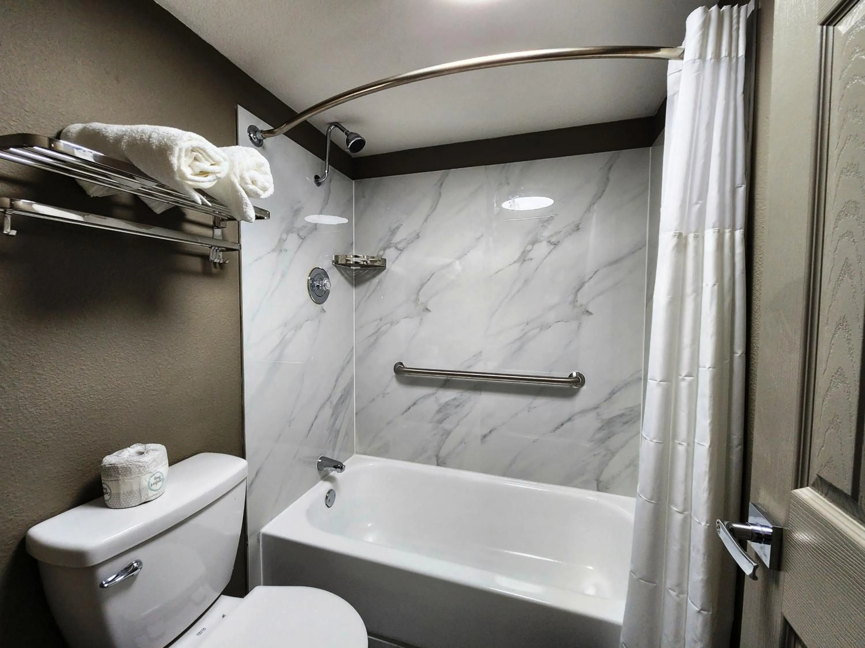 Shower in Smart Stay Lafayette