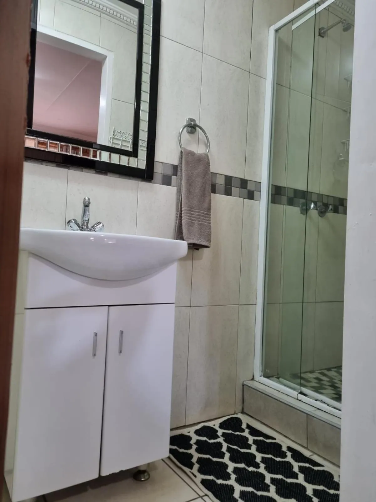 Shower in Emerald Guesthouse