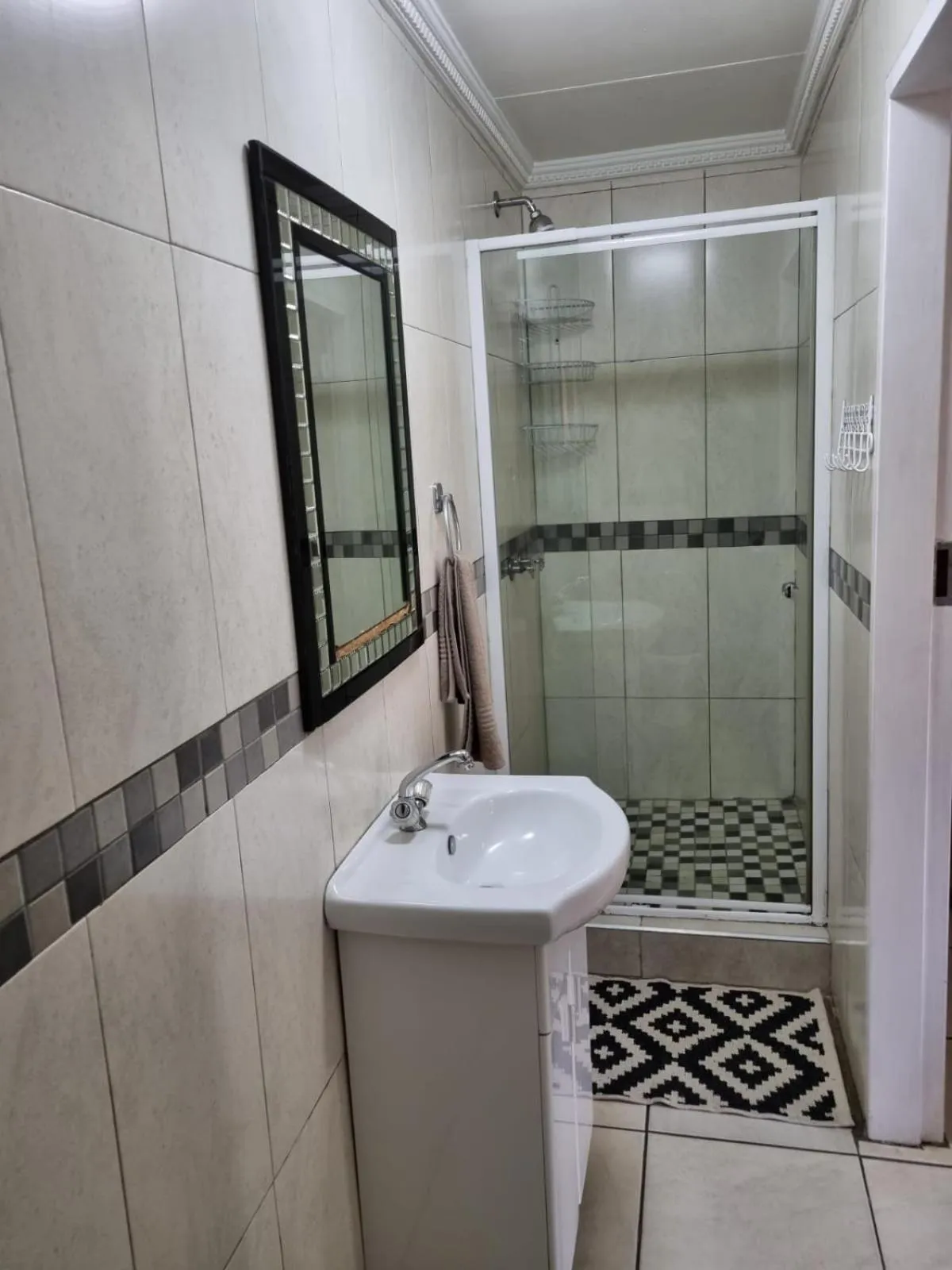 Shower in Emerald Guesthouse