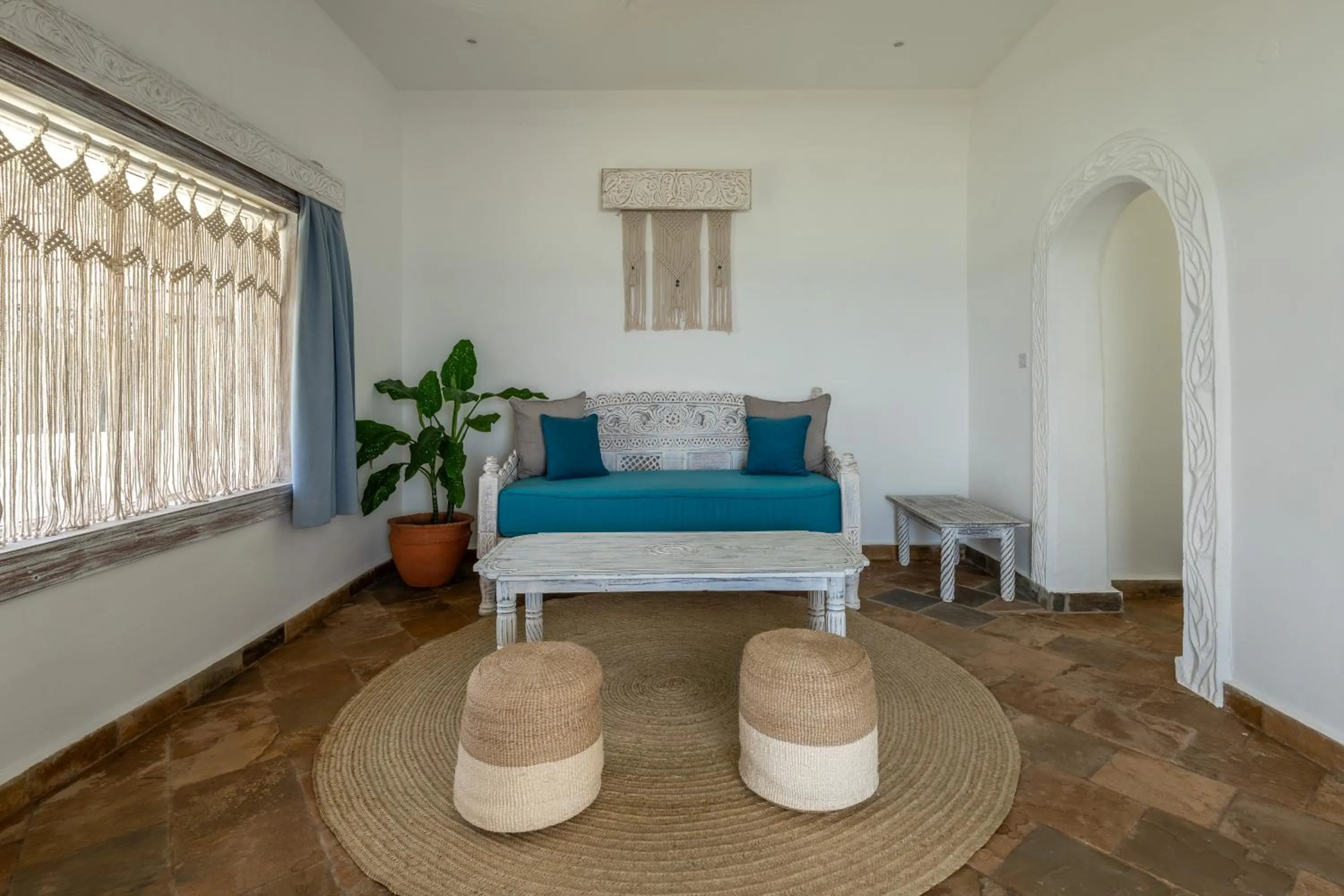Living room, Bed in Chale Island Resort