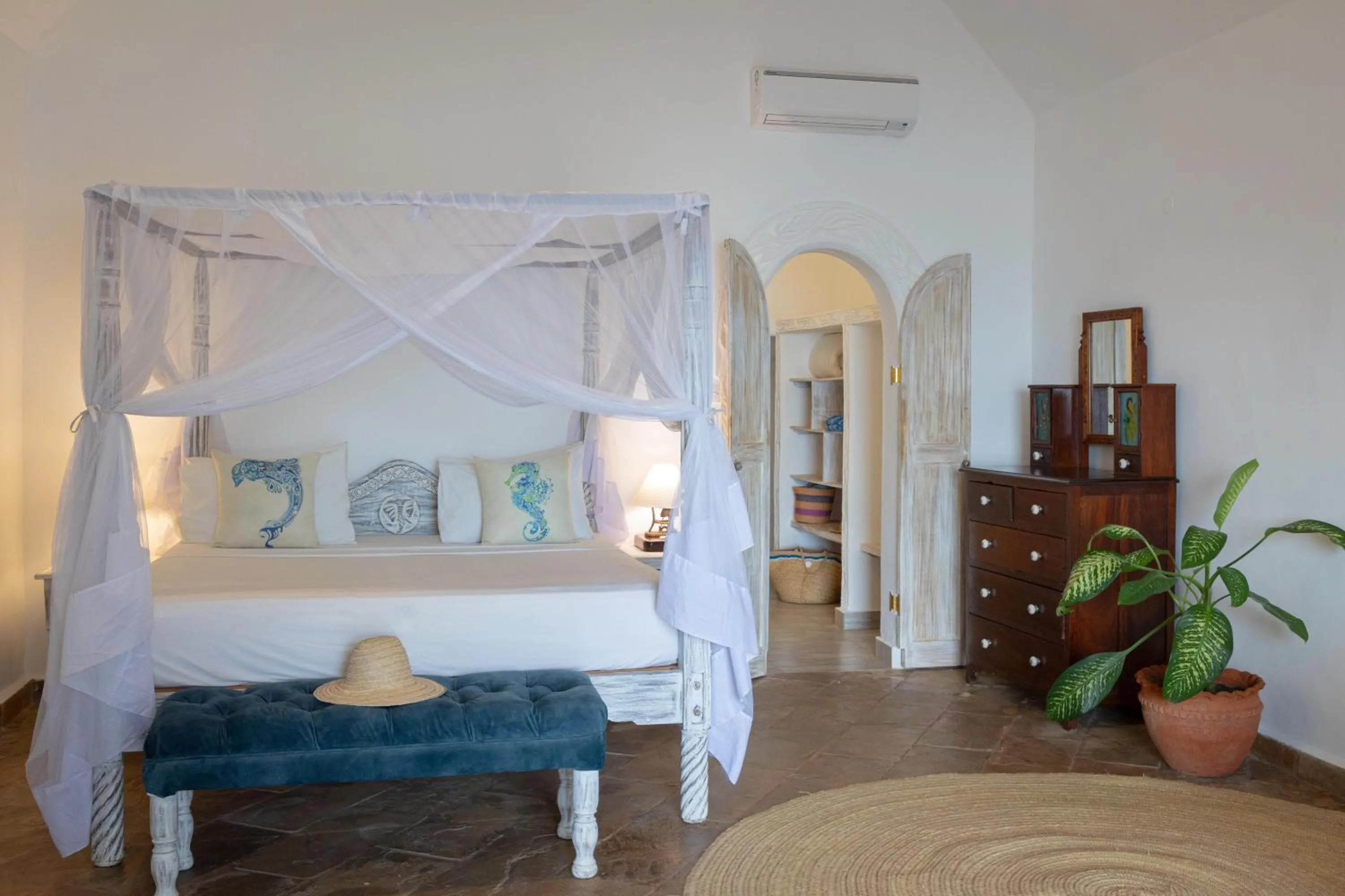 Bedroom, Bed in Chale Island Resort