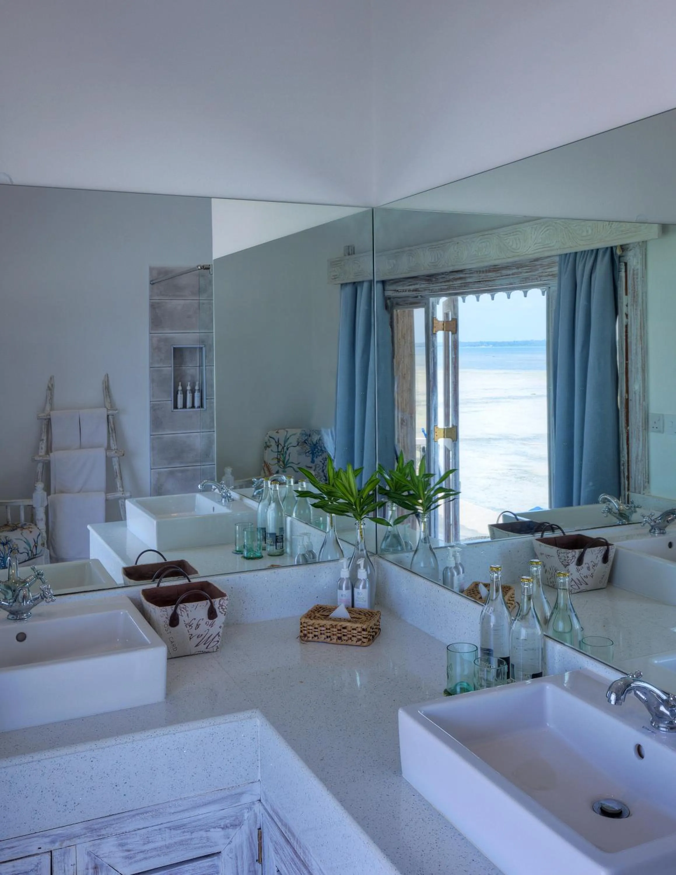 Bathroom, Bed in Chale Island Resort