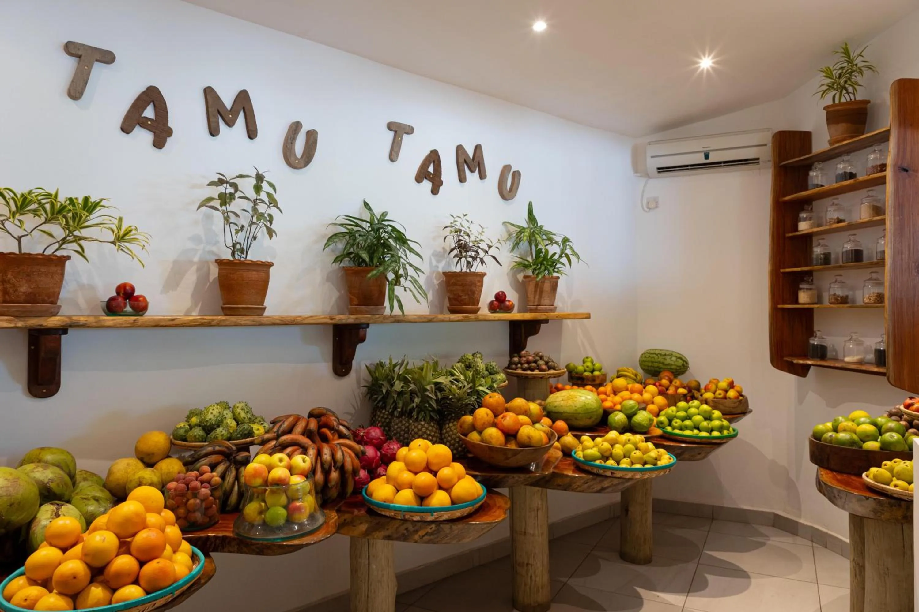 Restaurant/places to eat in Chale Island Resort