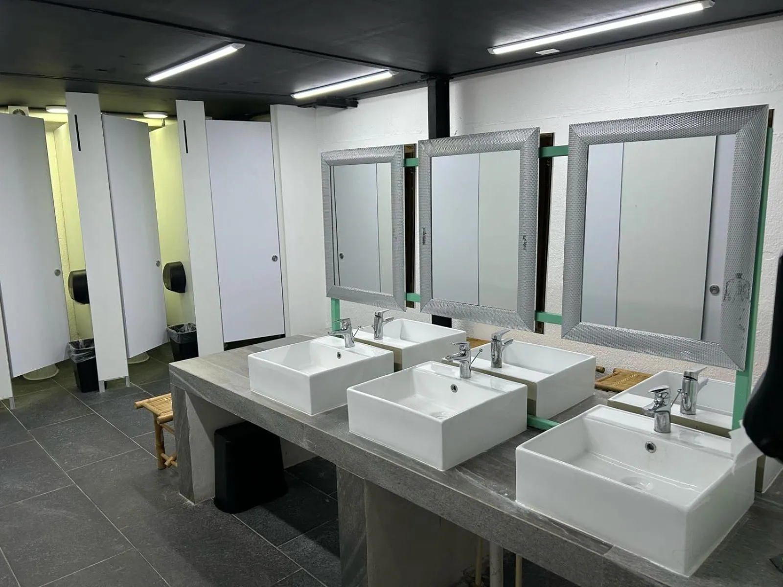 Bathroom in Green Caps