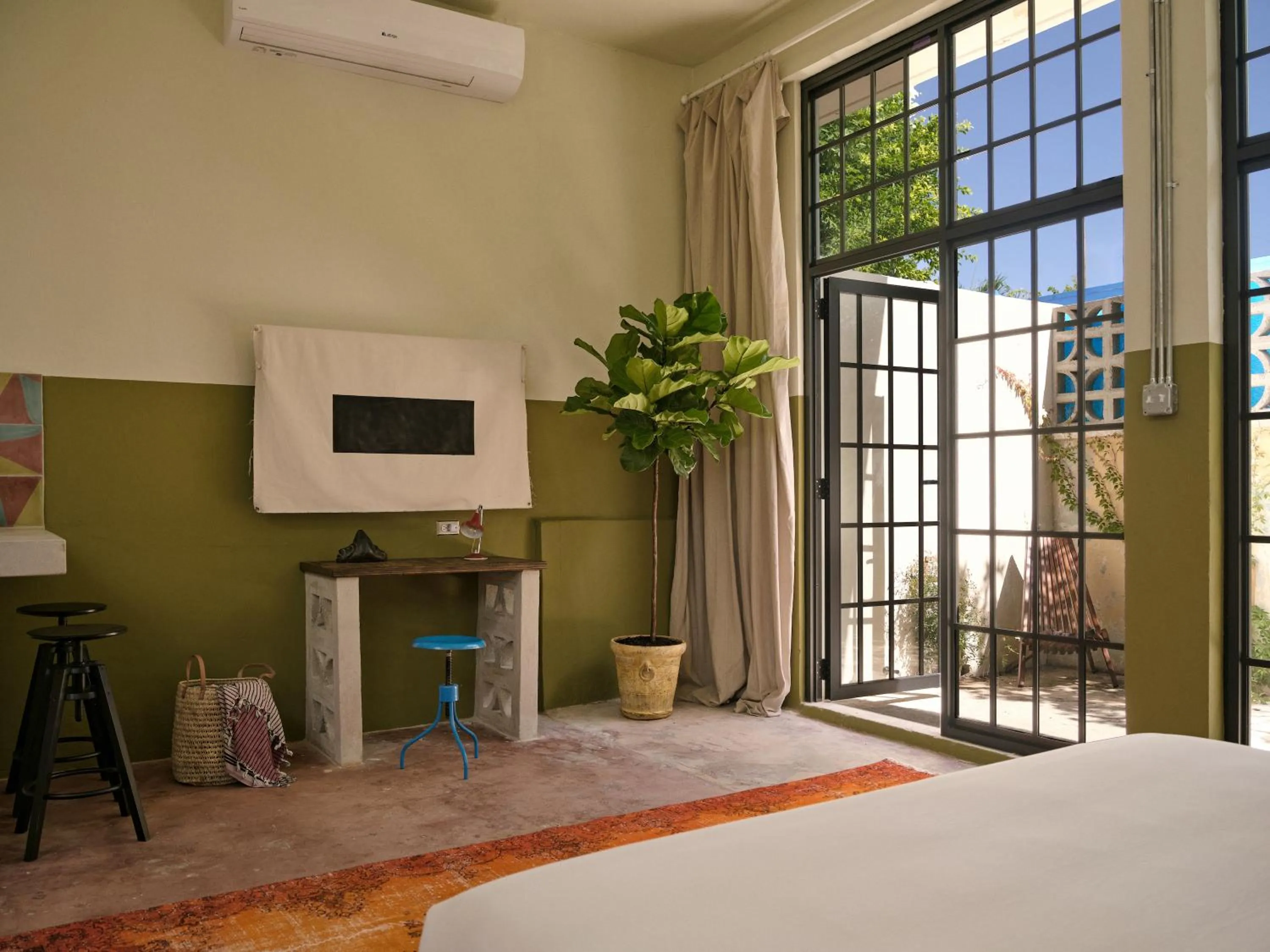 TV and multimedia, Bed in PAZ by DW