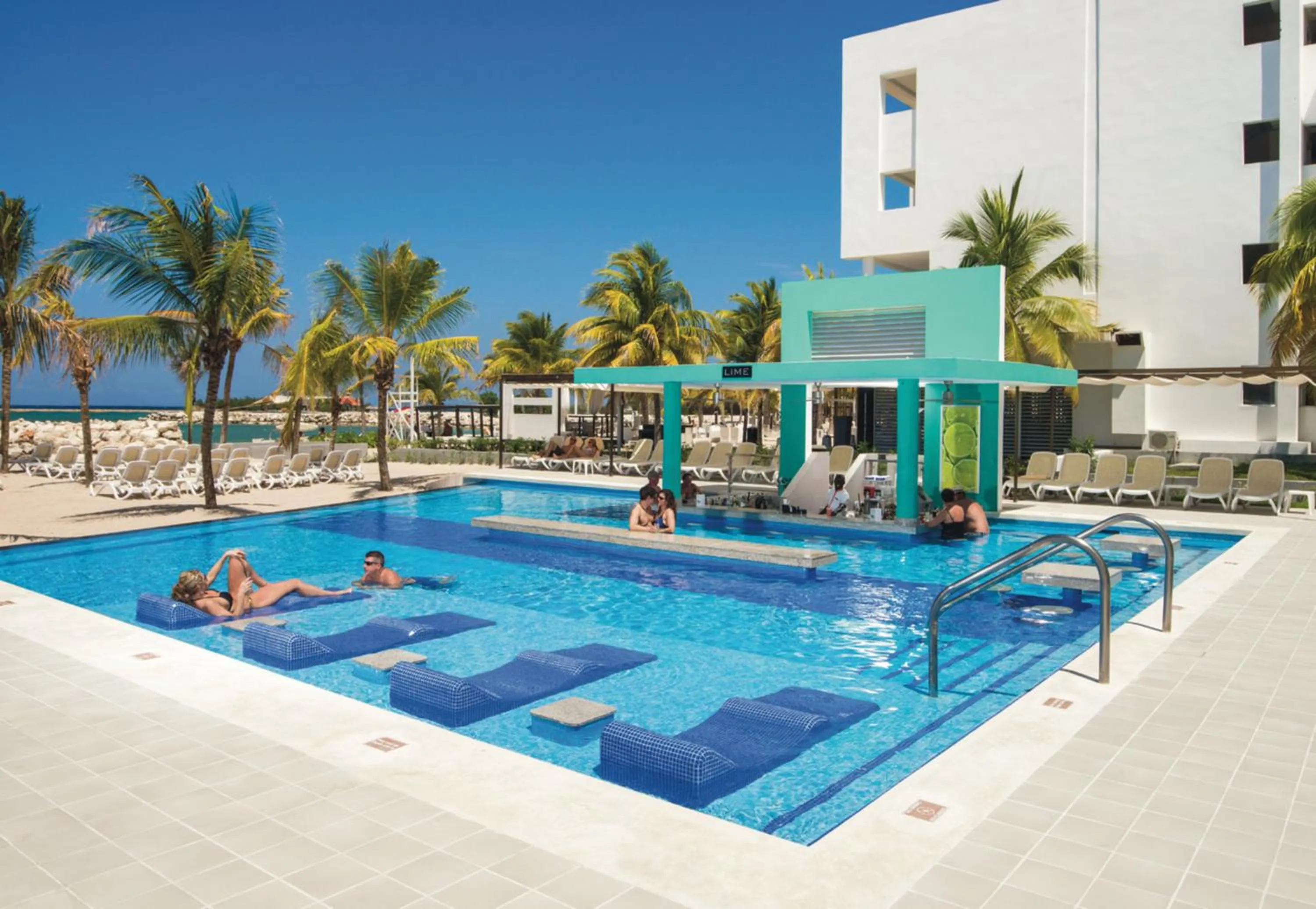 Swimming pool in Riu Palace Jamaica - Adults Only - All Inclusive