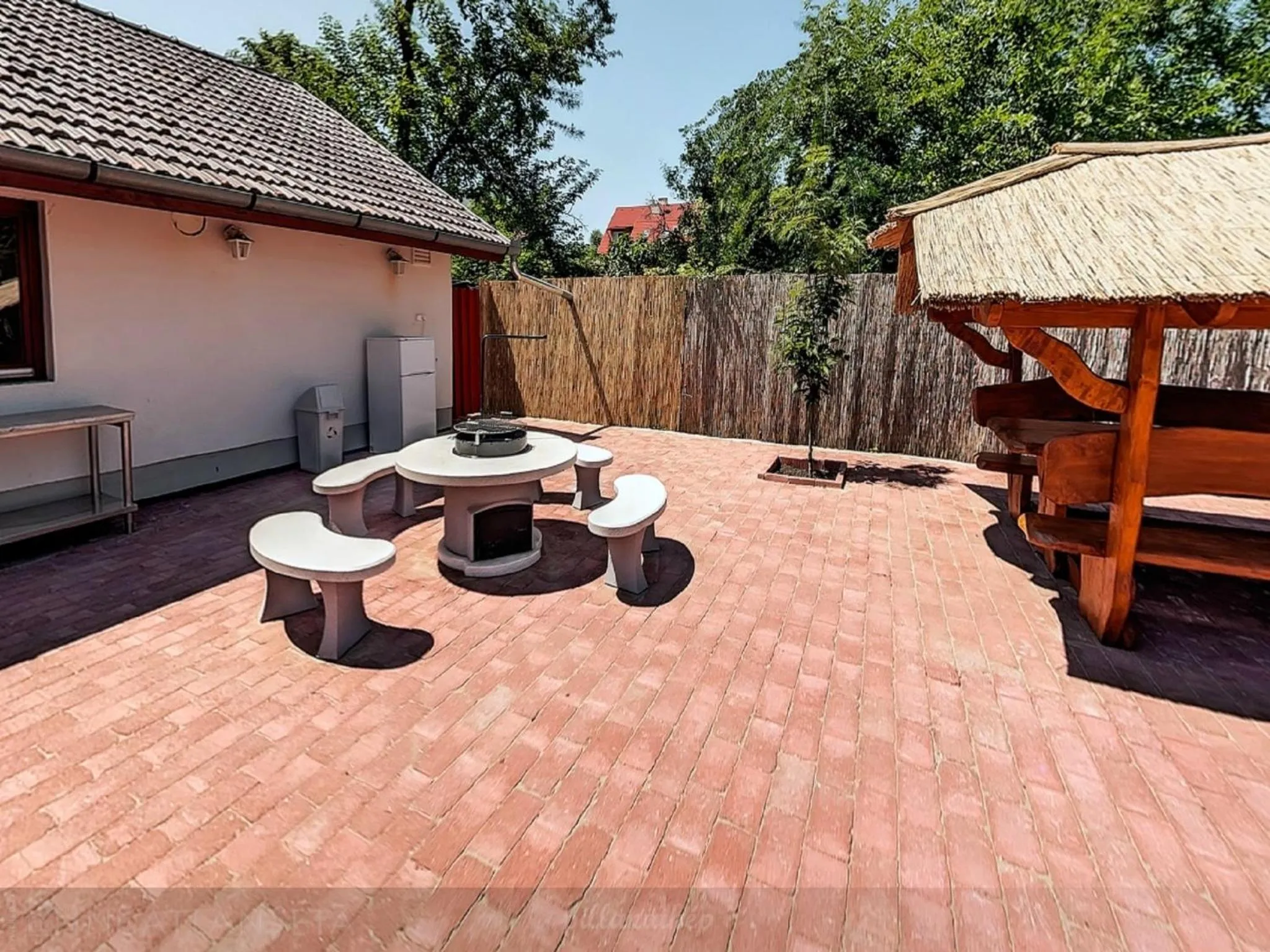 Patio in Pilóta Panzió