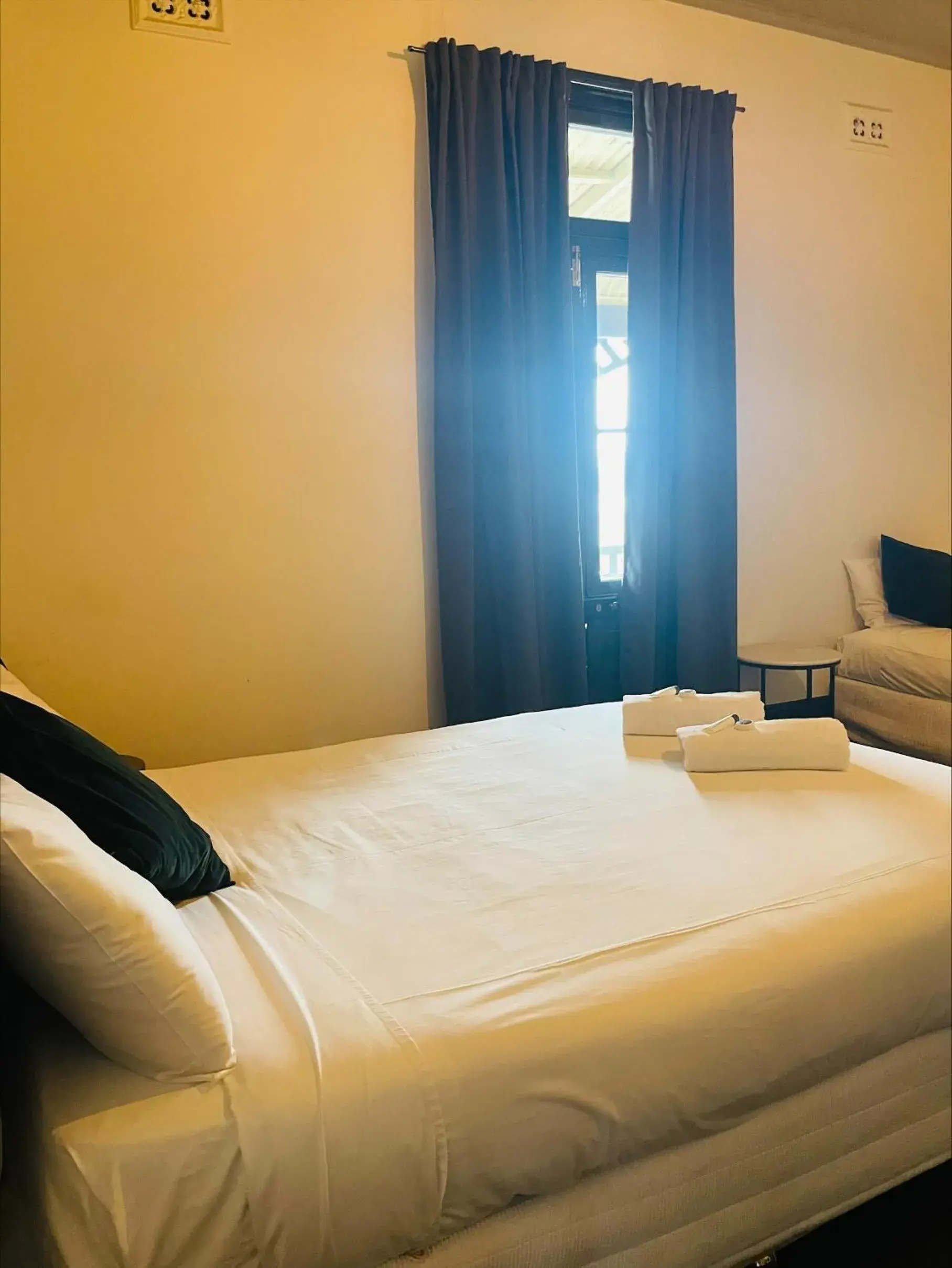 Double or Twin Room with Balcony - single occupancy in Belmore Hotel Scone Double or Twin Room with Balcony - single occupancy in Belmore Hotel Scone