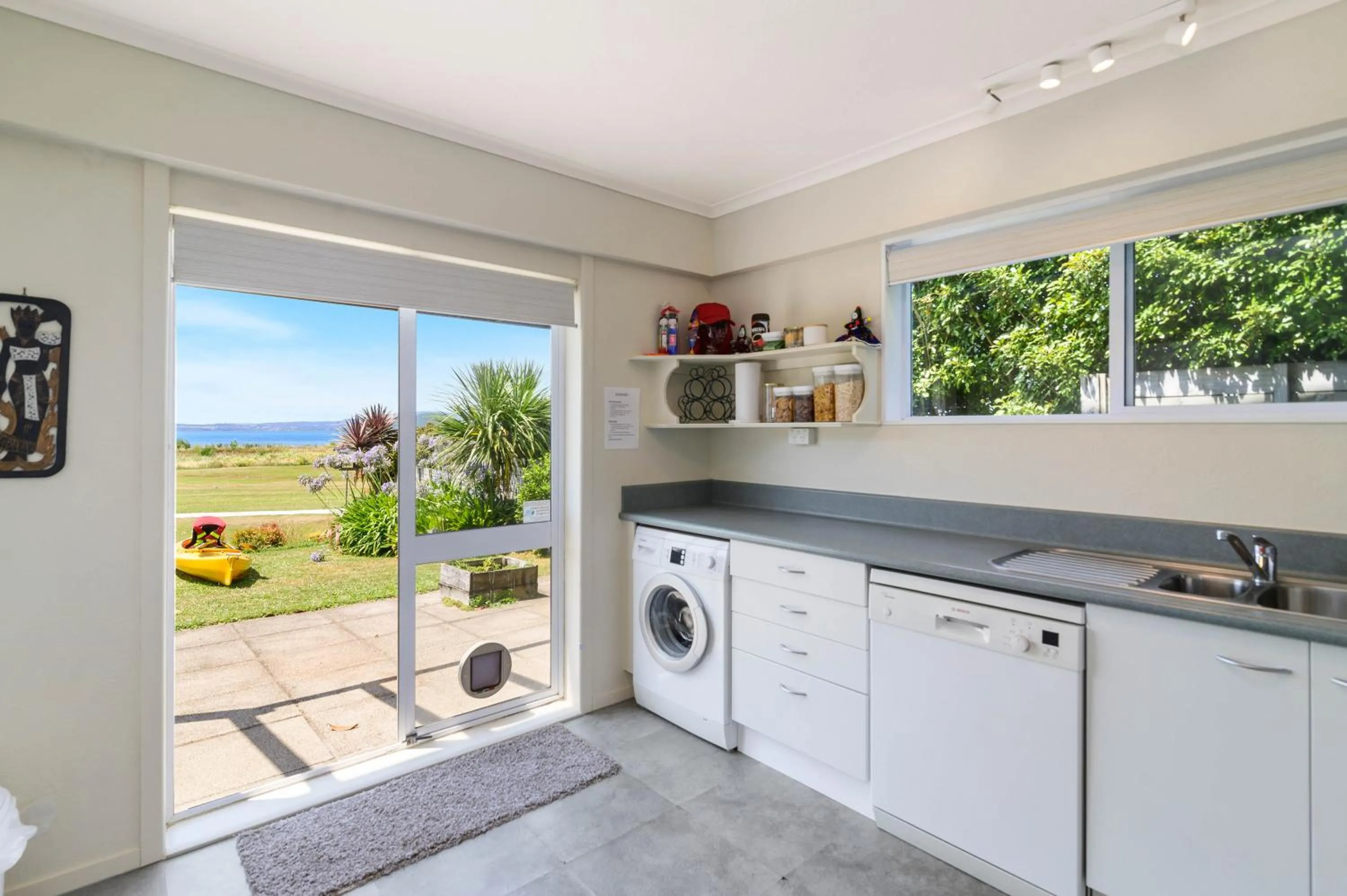 Kitchen or kitchenette in Ngongotaha Lakeside Lodge
