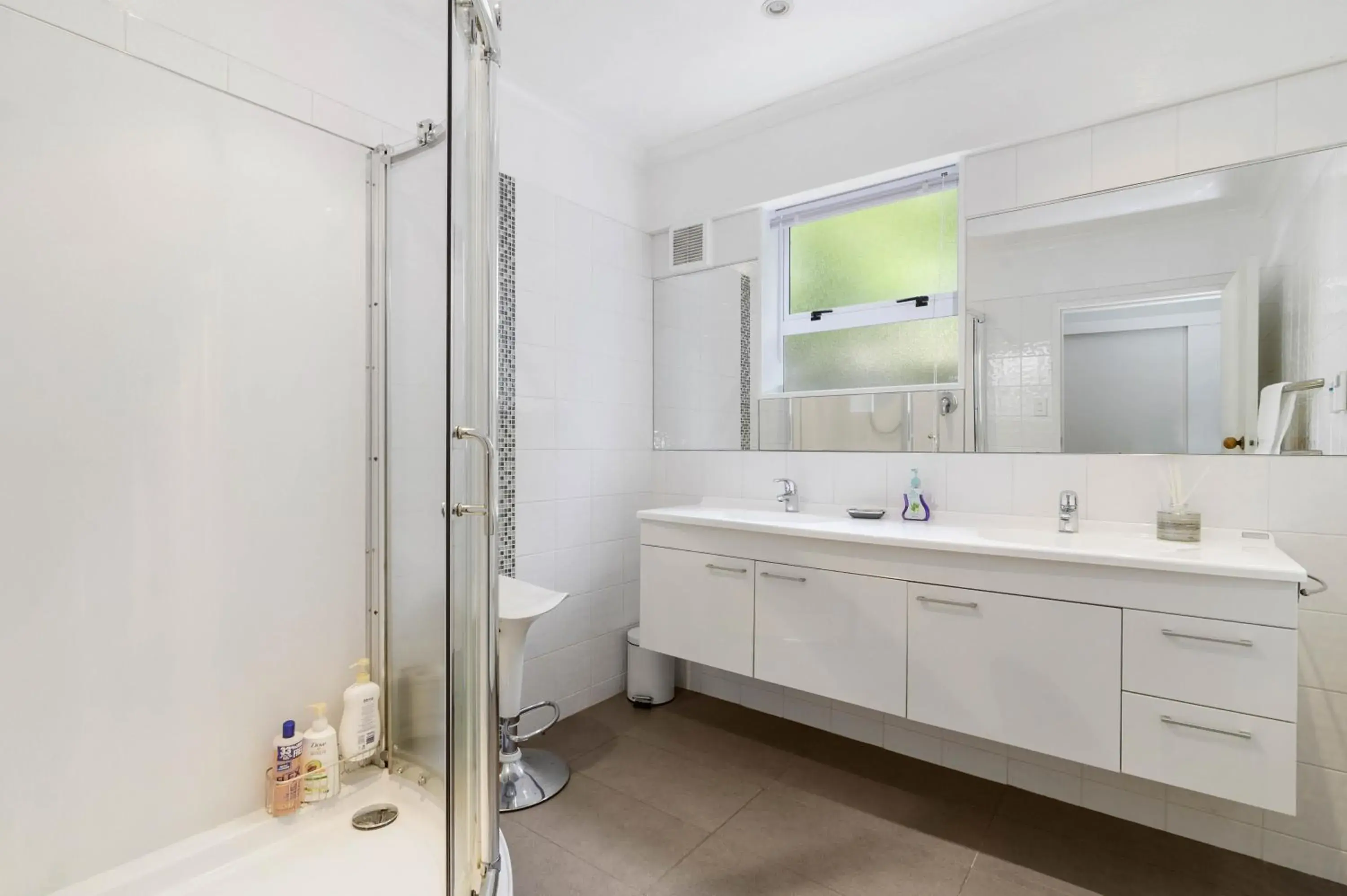 Family Room with Lake View in Ngongotaha Lakeside Lodge Family Room with Lake View in Ngongotaha Lakeside Lodge