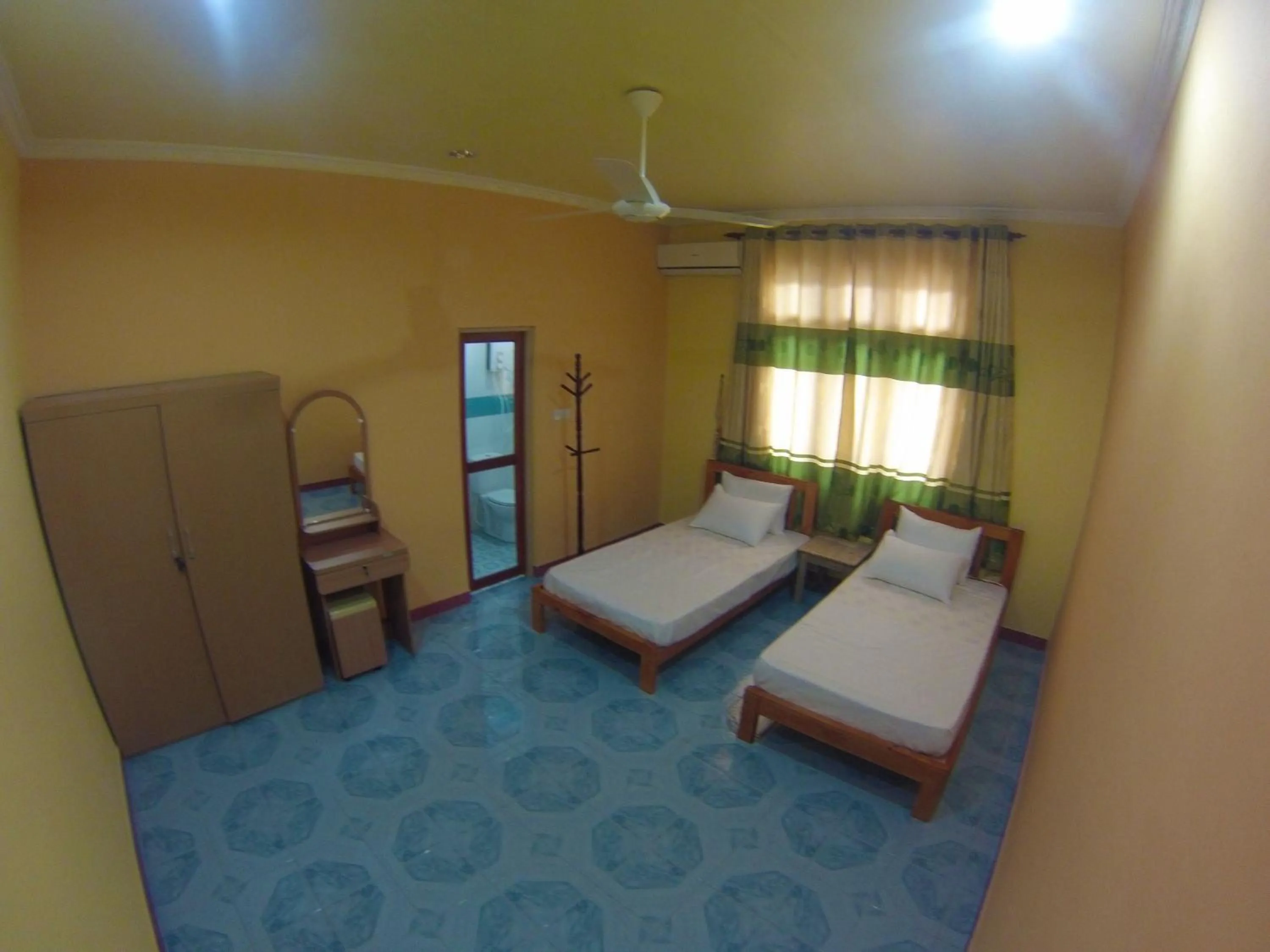 Photo of the whole room, Bed in Jail Break Surf Inn