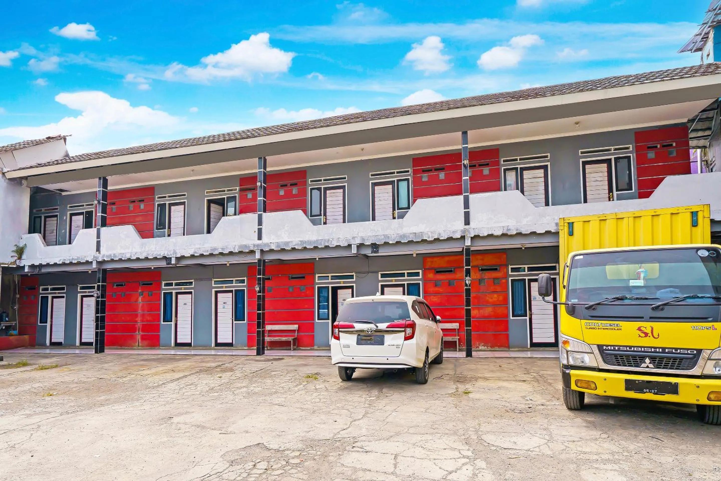 Facade/entrance in Hotel O Santana Residence Syariah