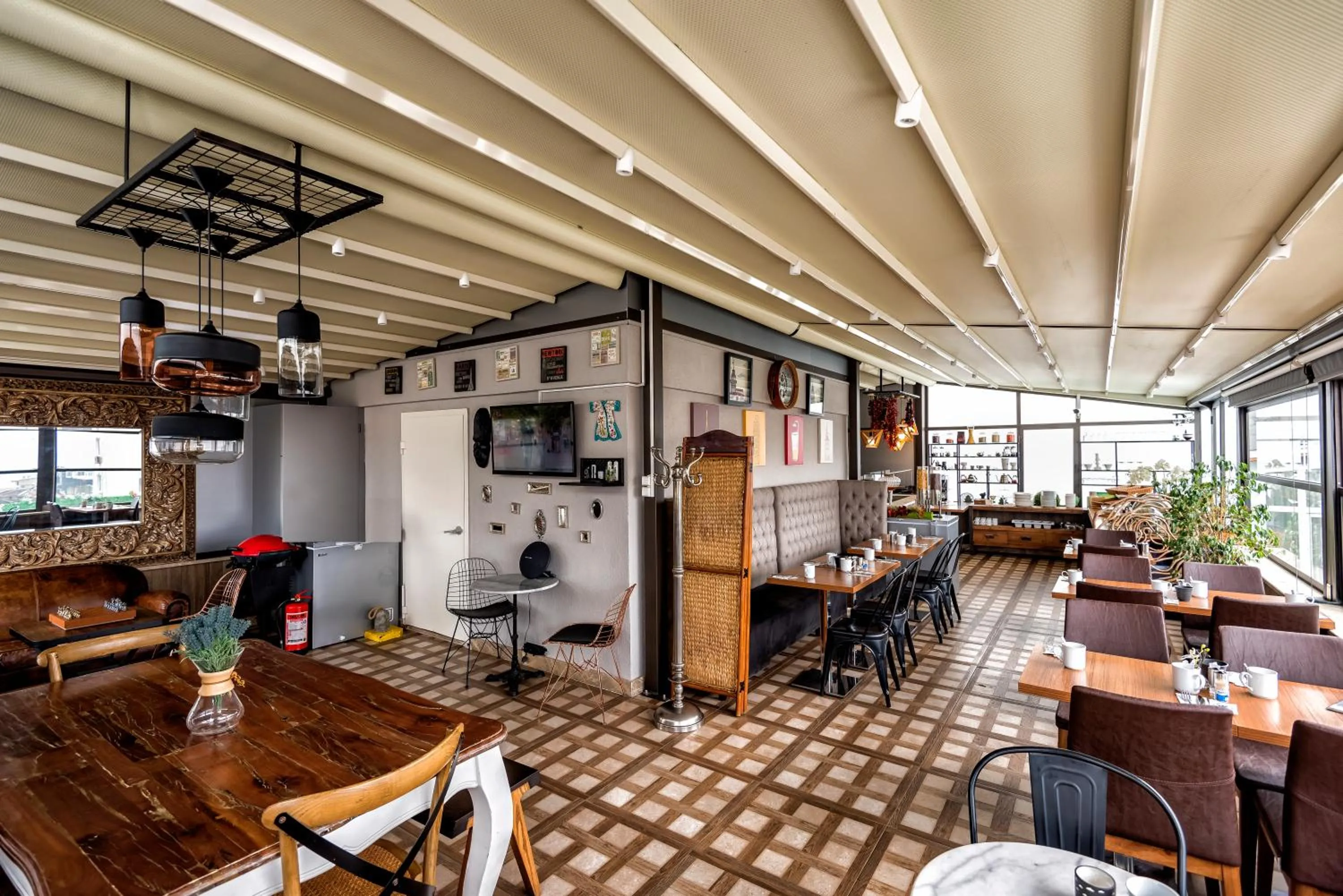 Restaurant/places to eat in BGuest Hotel & Residence