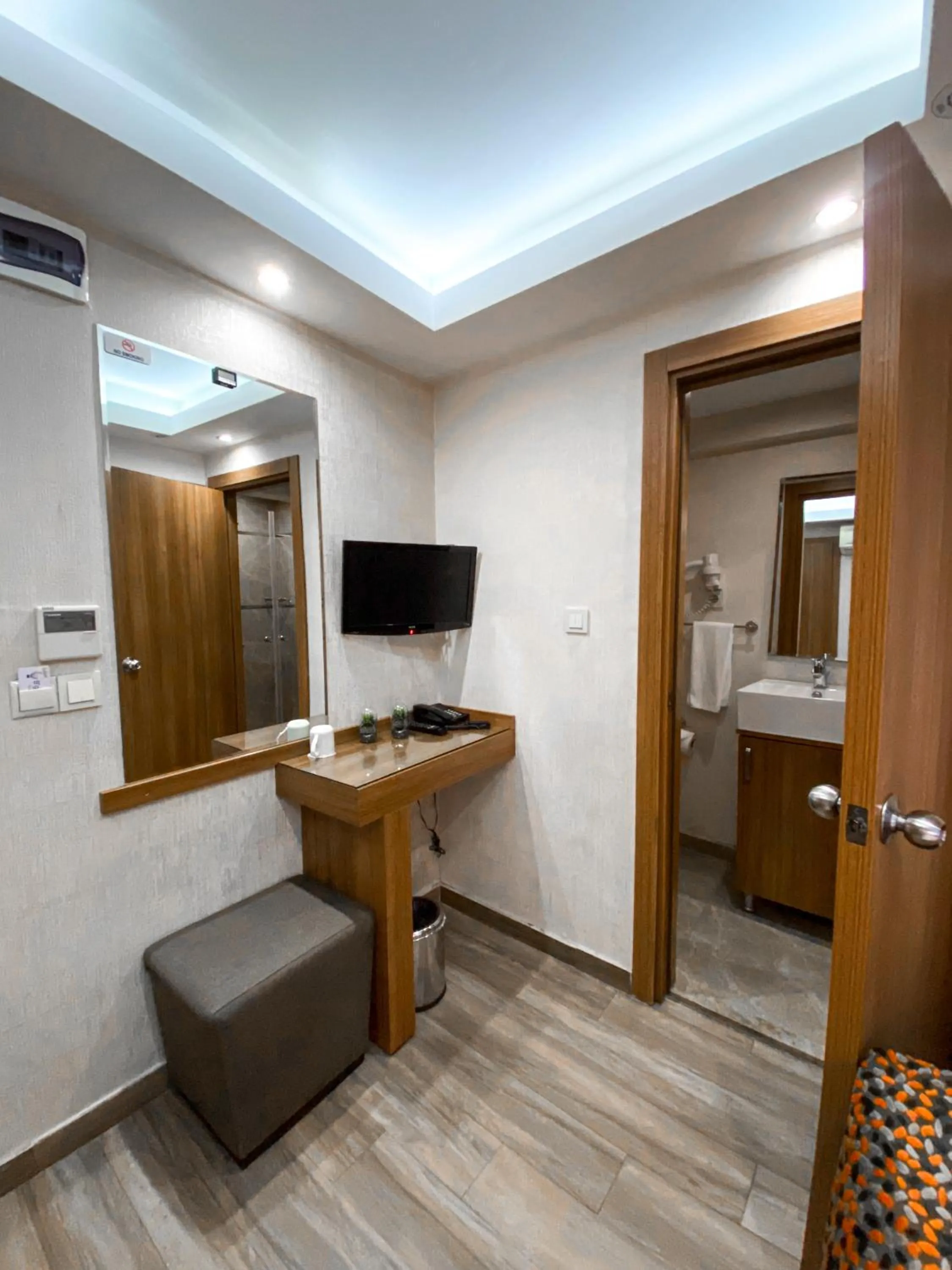 Communal lounge/ TV room in BGuest Hotel & Residence