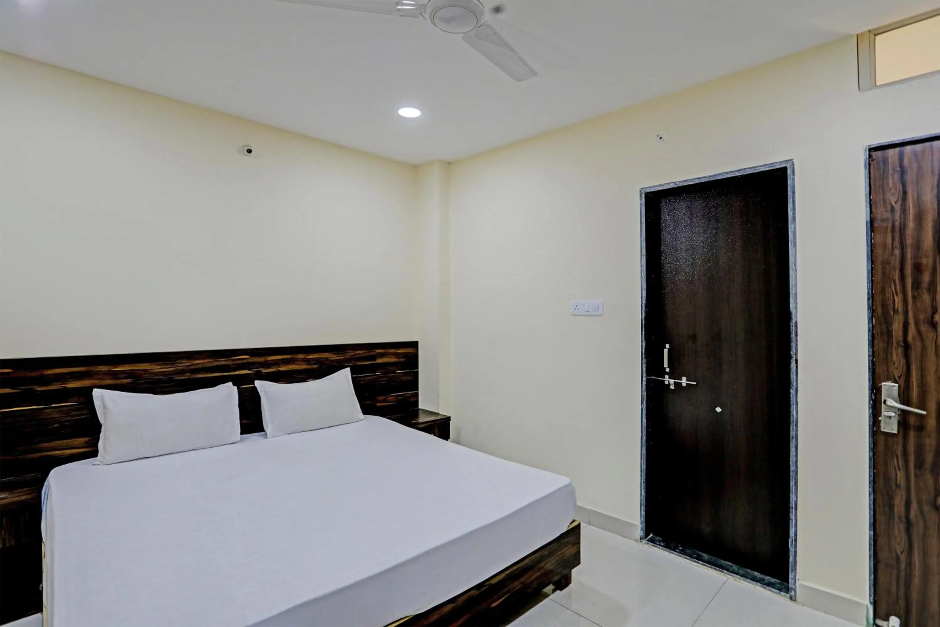 Bathroom, Bed in Hotel O Regal Edge