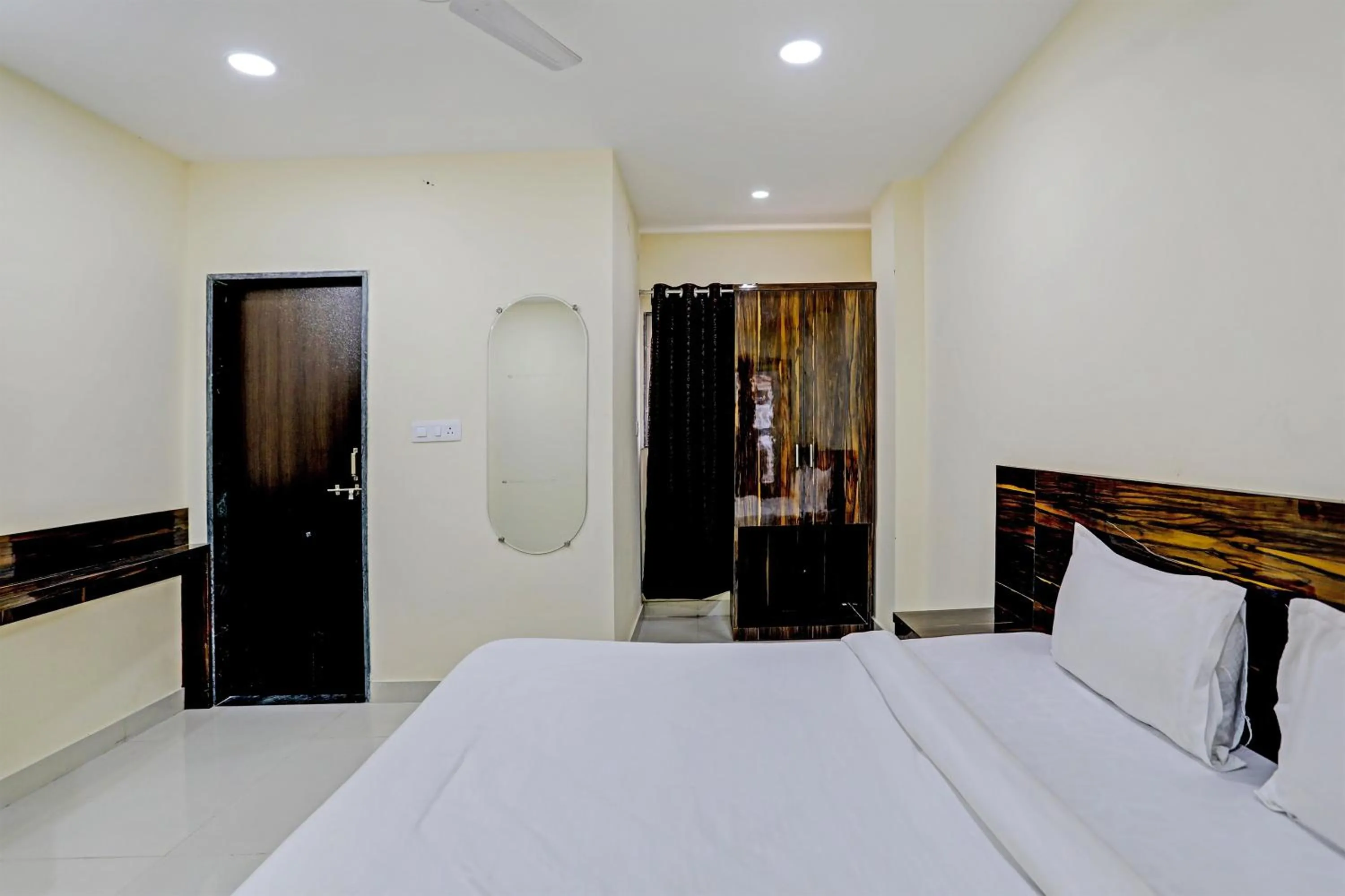 Facade/entrance, Bed in Hotel O Regal Edge