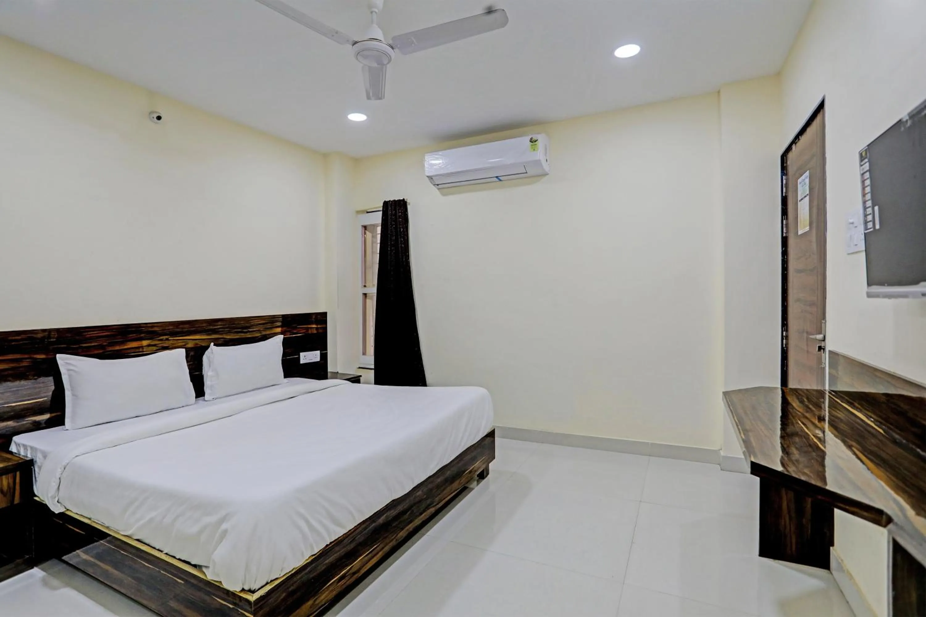 Bedroom, Bed in Hotel O Regal Edge