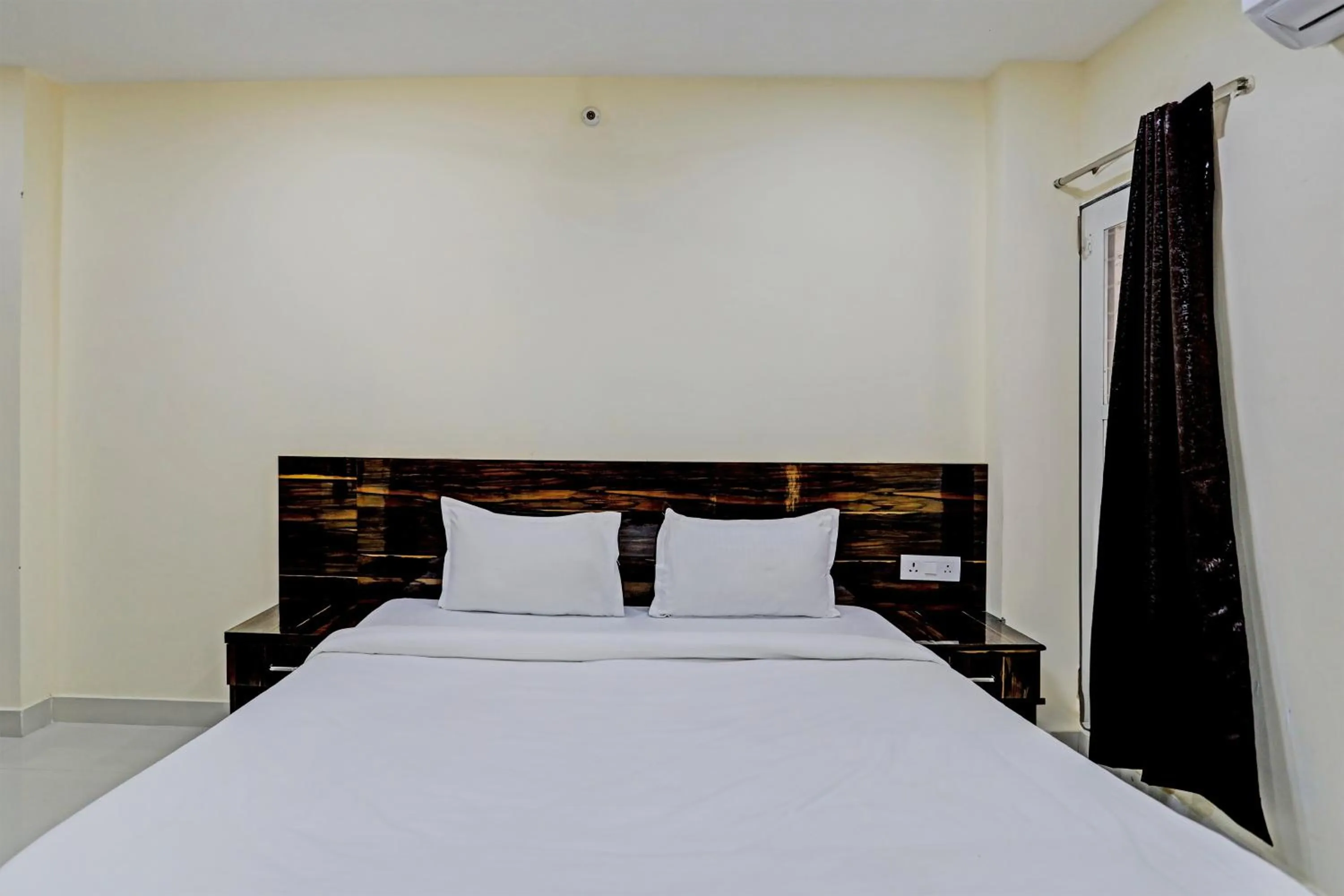 Bedroom, Bed in Hotel O Regal Edge