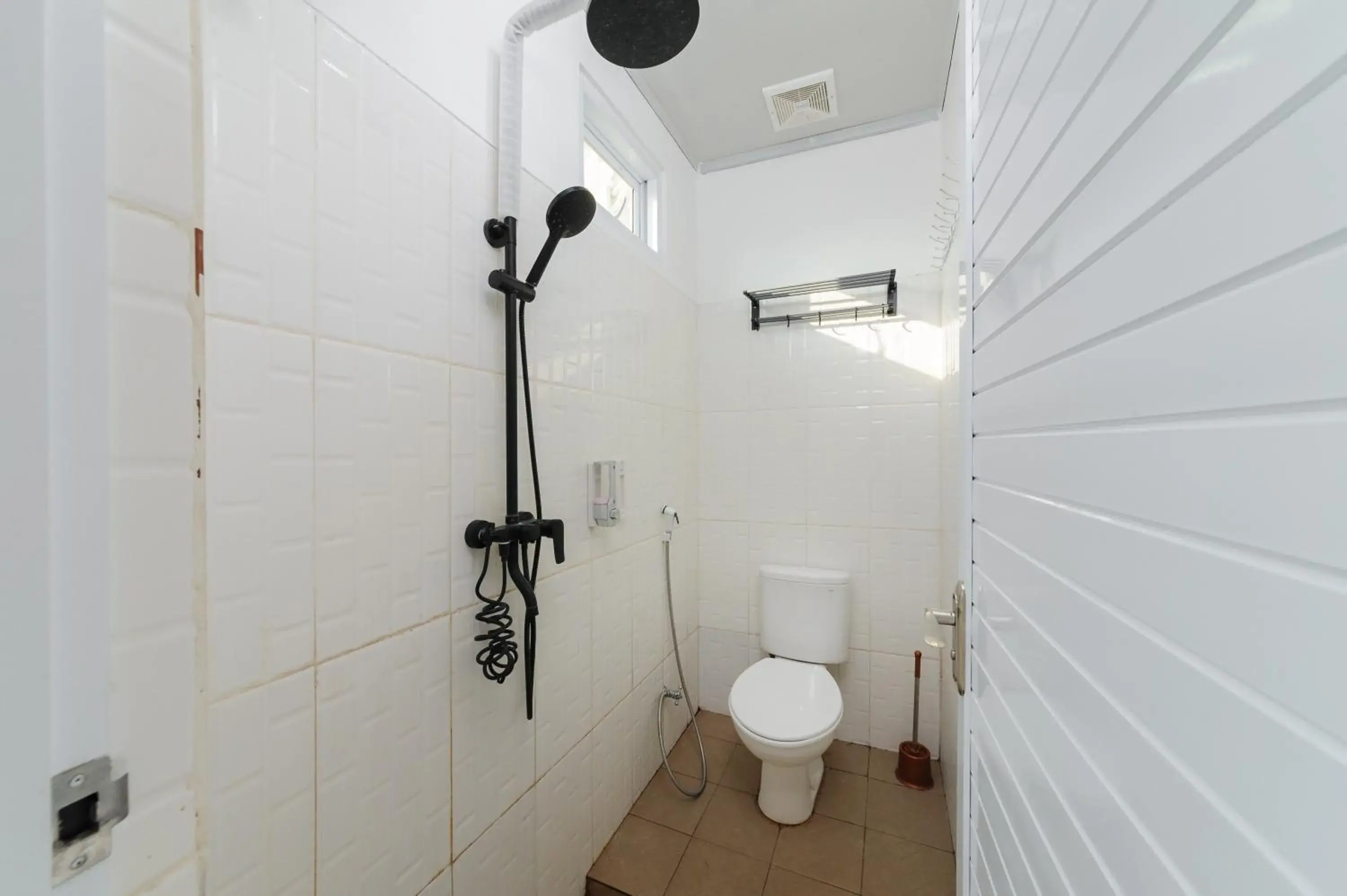 Bathroom in Urbanview Hotel Betego Syariah Enggal by RedDoorz Bathroom in Urbanview Hotel Betego Syariah Enggal by RedDoorz